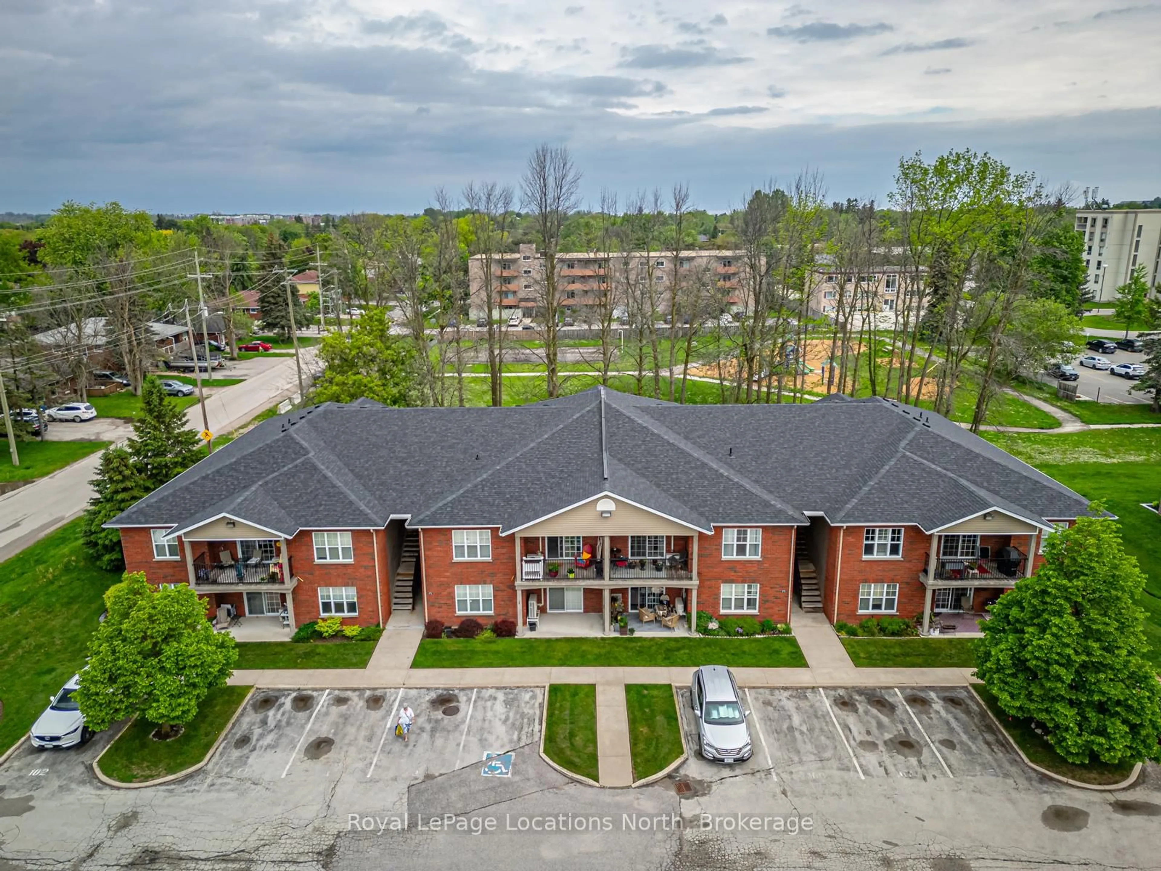 A pic from outside/outdoor area/front of a property/back of a property/a pic from drone, unknown for 435 Walnut St #203, Collingwood Ontario L9Y 5J9