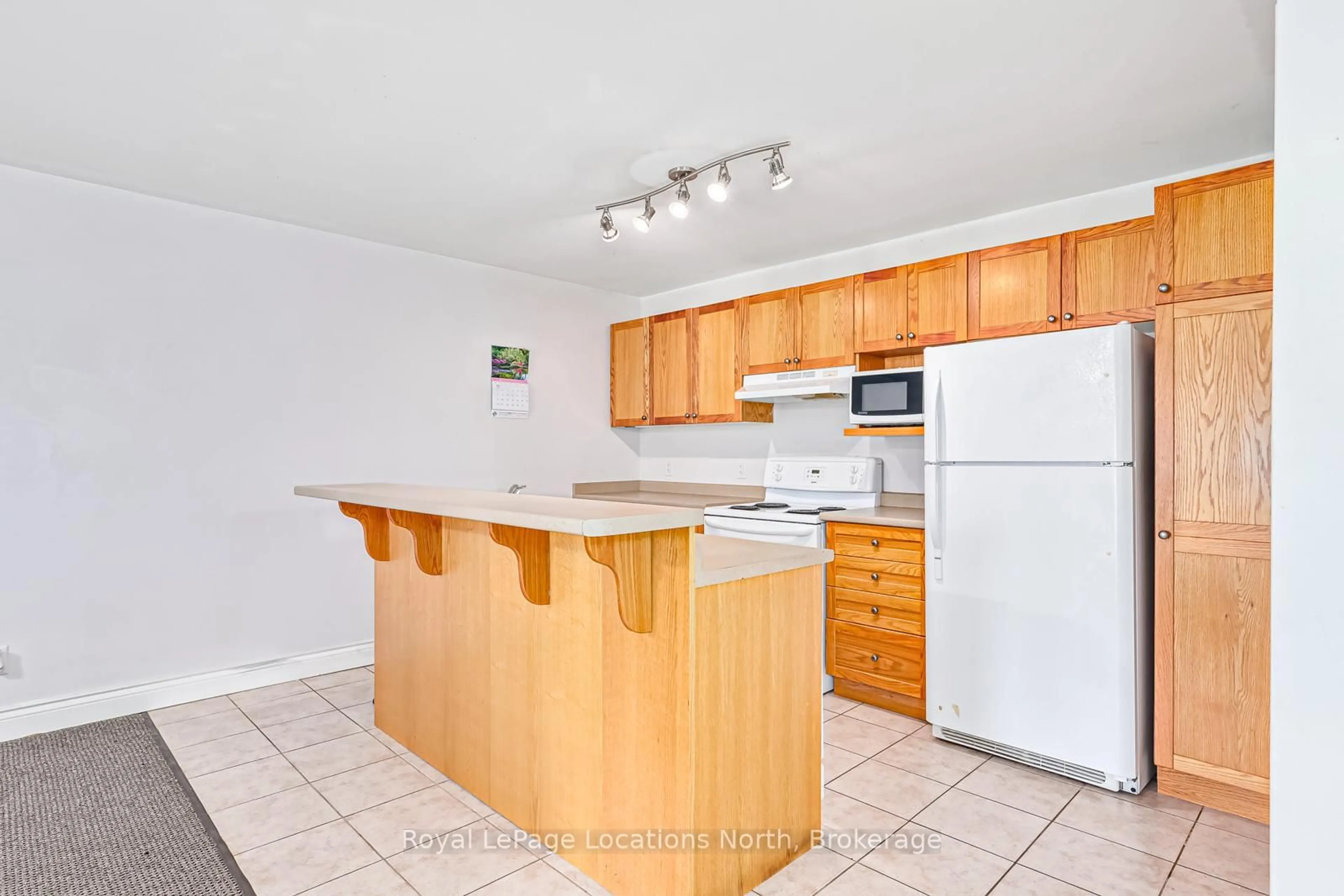 Standard kitchen, unknown for 435 Walnut St #203, Collingwood Ontario L9Y 5J9
