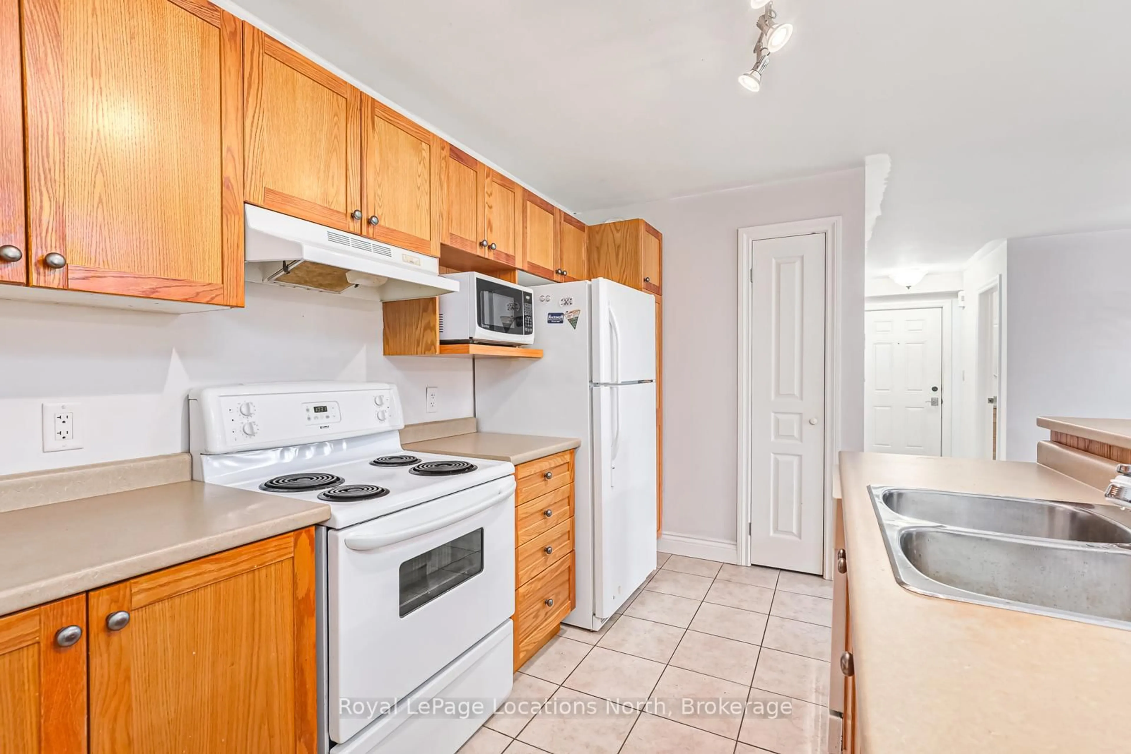 Standard kitchen, unknown for 435 Walnut St #203, Collingwood Ontario L9Y 5J9