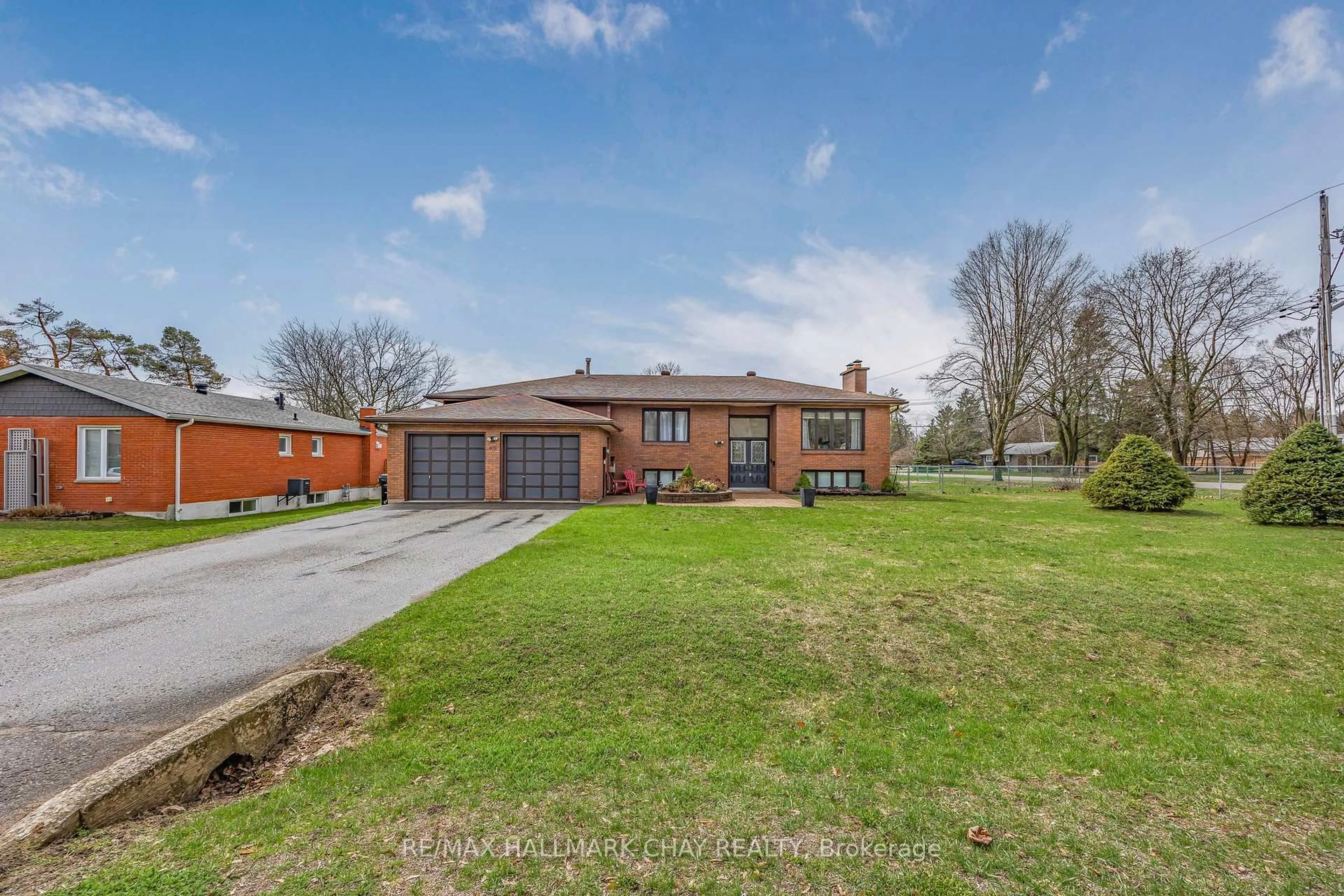 A pic from outside/outdoor area/front of a property/back of a property/a pic from drone, street for 40 Idlewood Dr, Springwater Ontario L9X 0P5