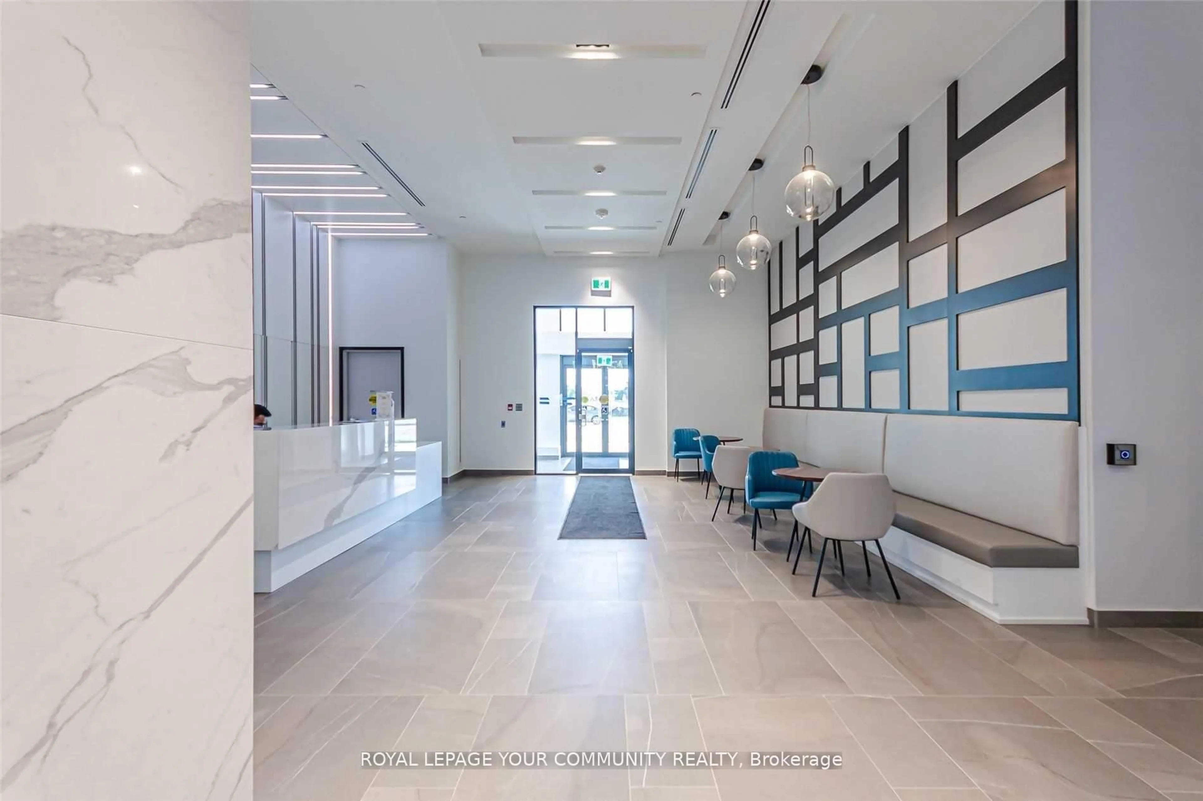 Indoor foyer for 681 Yonge St #521, Barrie Ontario L4N 4E8