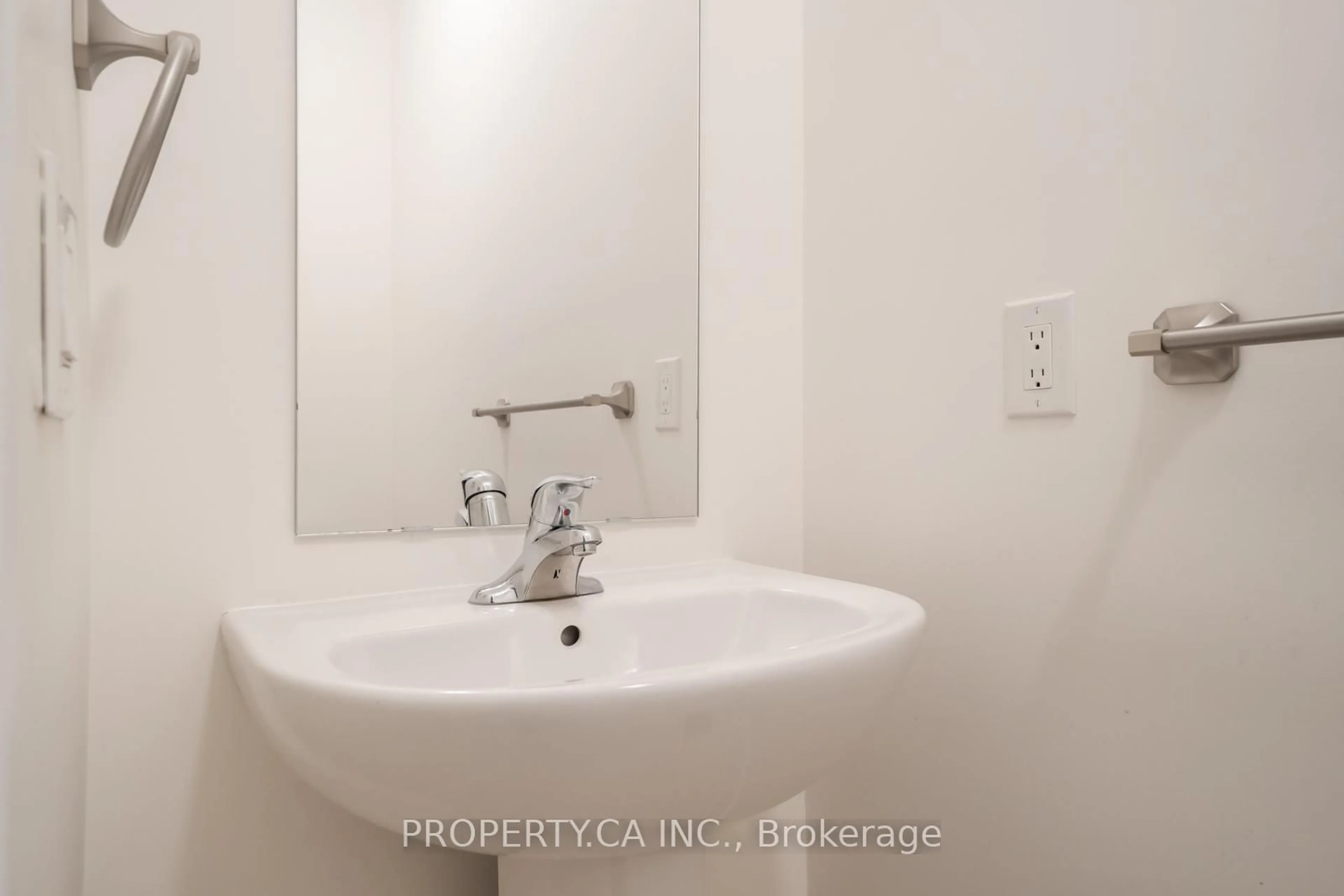 Standard bathroom, ceramic/tile floor for 63 Central Square Blvd, Wasaga Beach Ontario L9Z 0L9