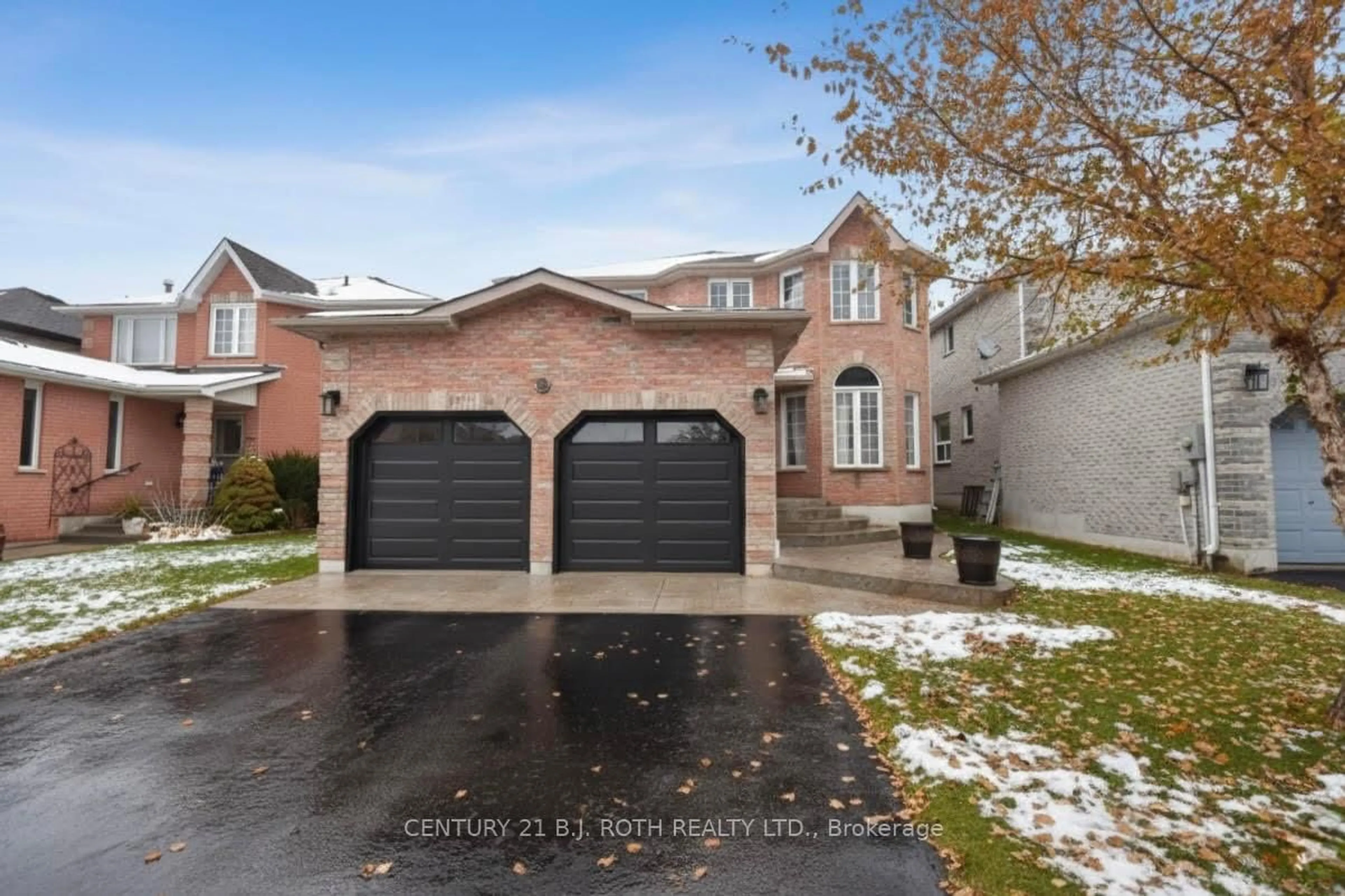 Home with brick exterior material, street for 28 Shaina Crt, Barrie Ontario L4N 9S7