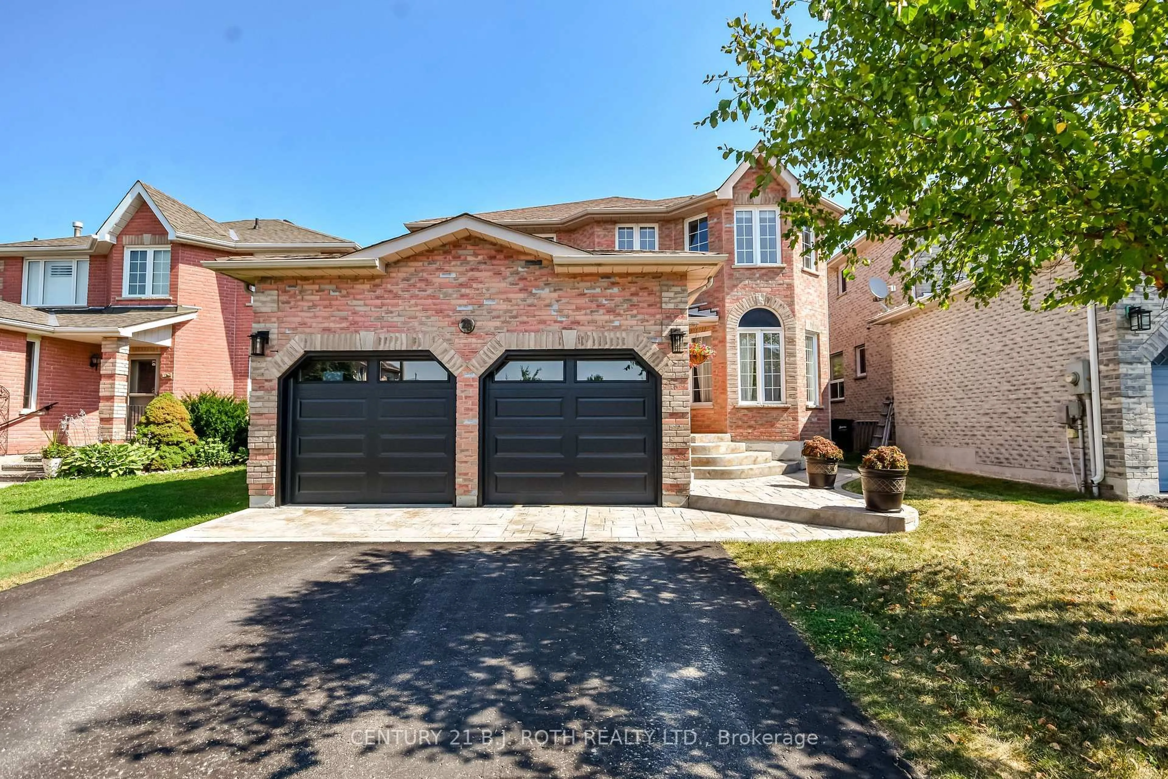 Home with brick exterior material, street for 28 Shaina Crt, Barrie Ontario L4N 9S7