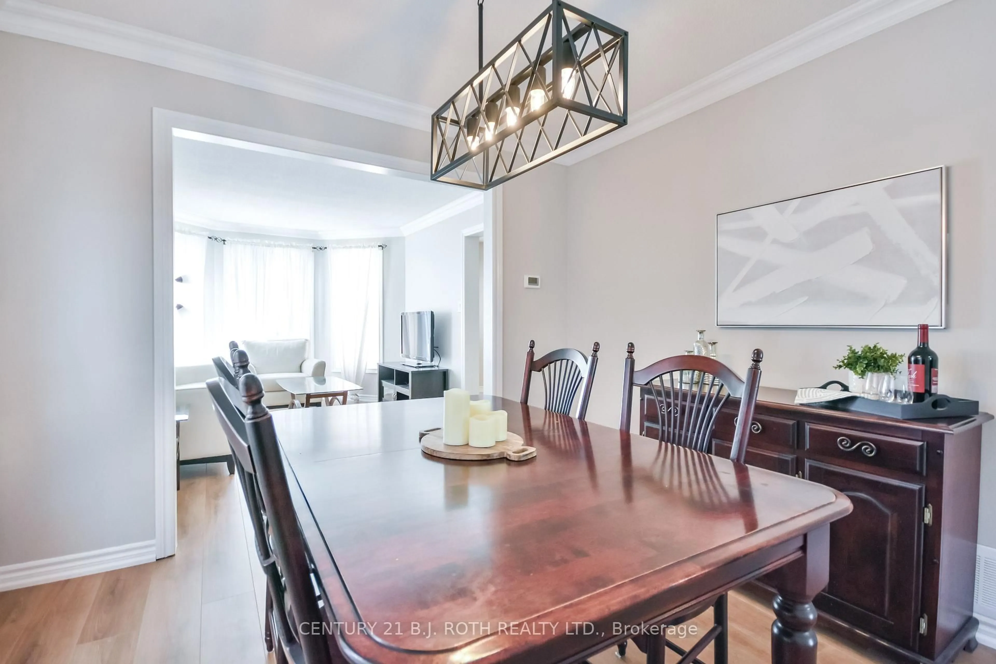 Dining room, wood/laminate floor for 28 Shaina Crt, Barrie Ontario L4N 9S7