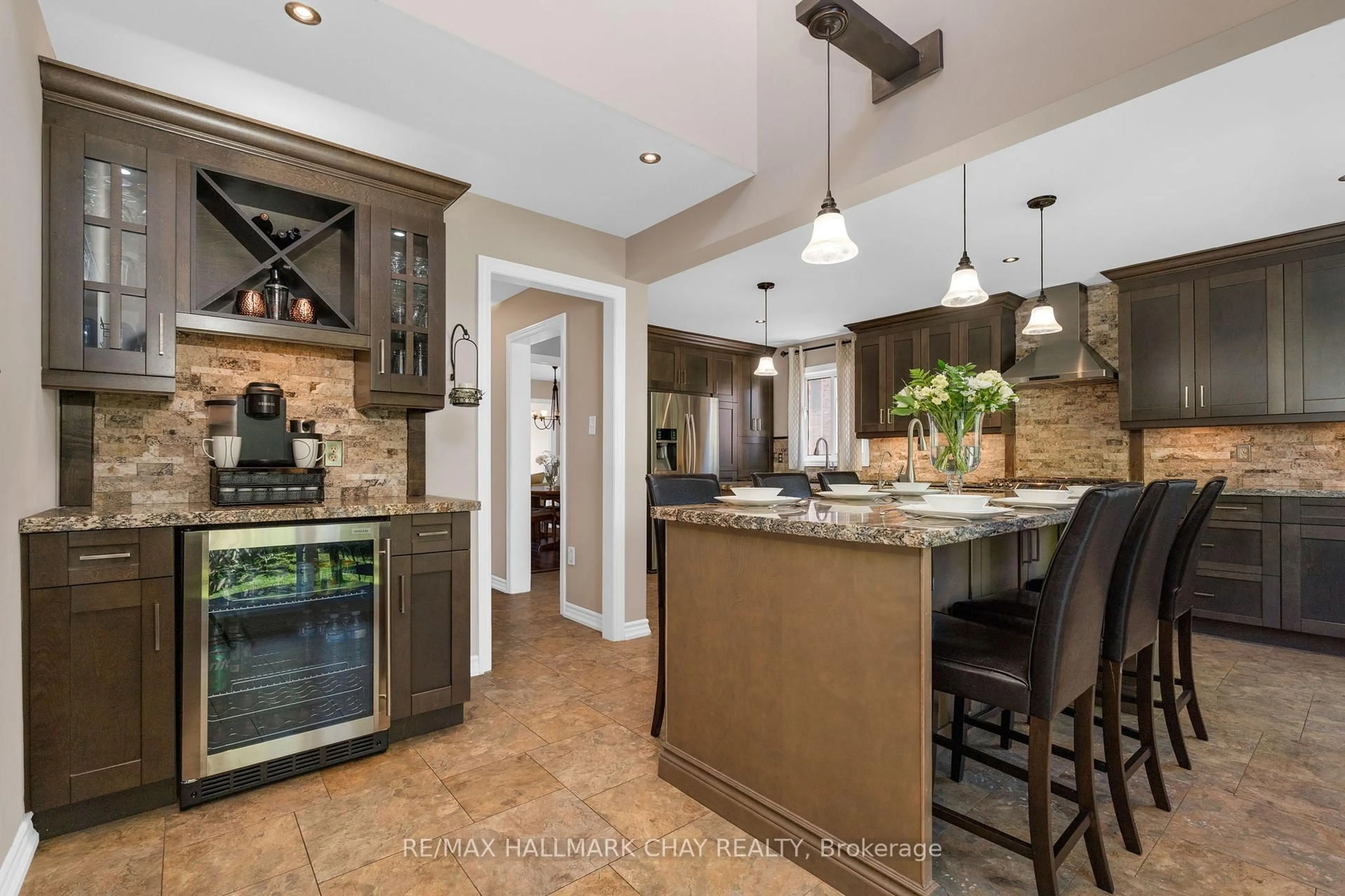 Open concept kitchen, ceramic/tile floor for 3 Meyer Ave, Barrie Ontario L4M 6X2