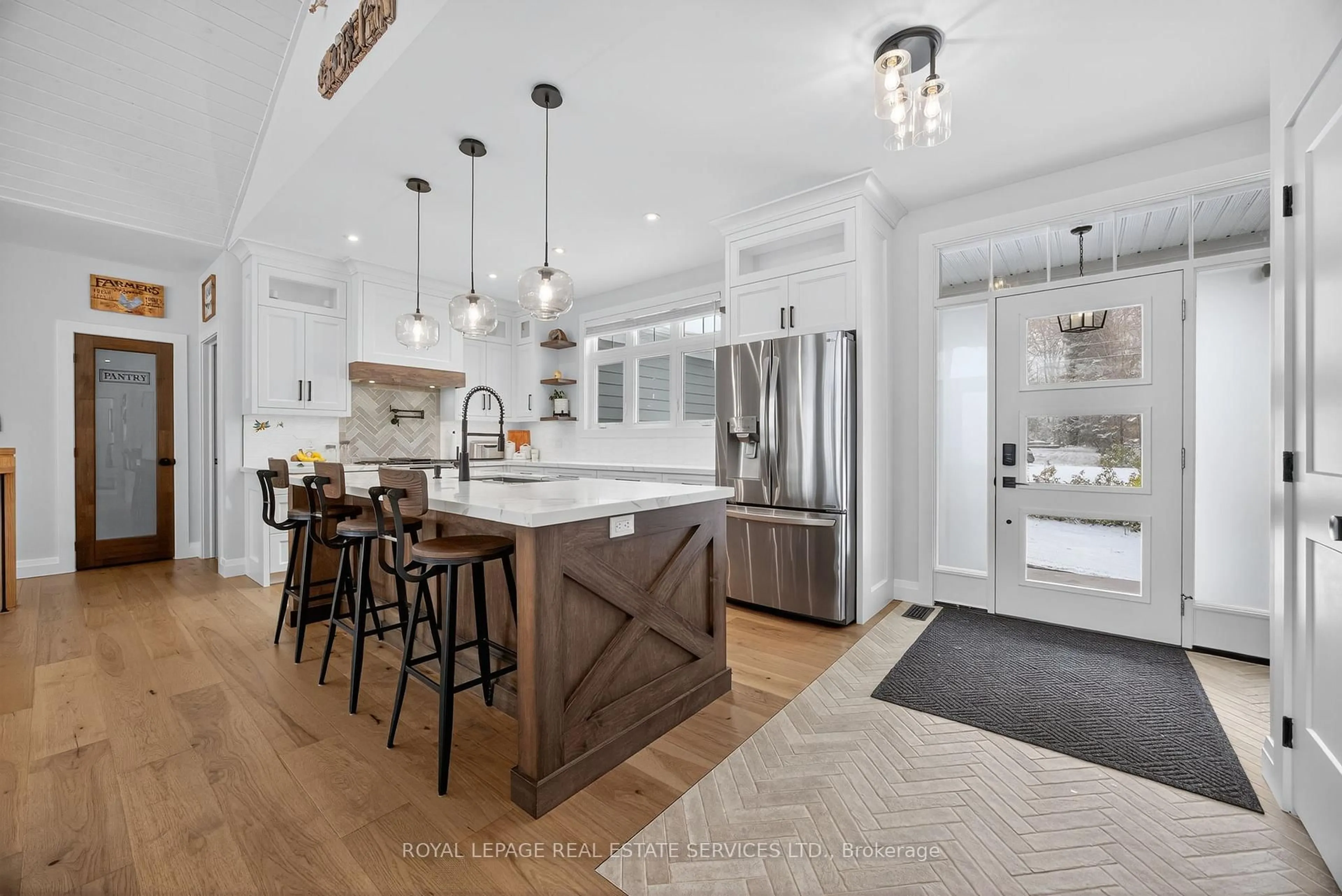 Open concept kitchen, unknown for 465 Parkview Crt, Midland Ontario L4R 5G3