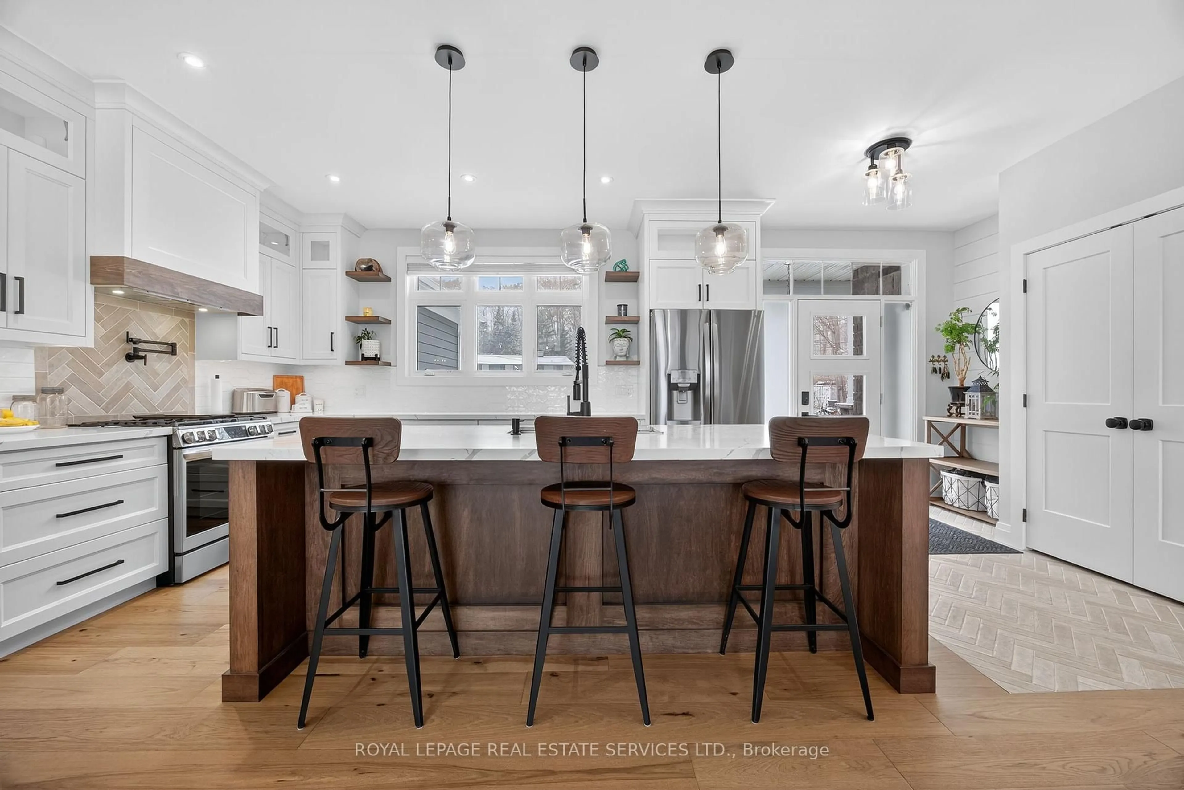 Open concept kitchen, unknown for 465 Parkview Crt, Midland Ontario L4R 5G3