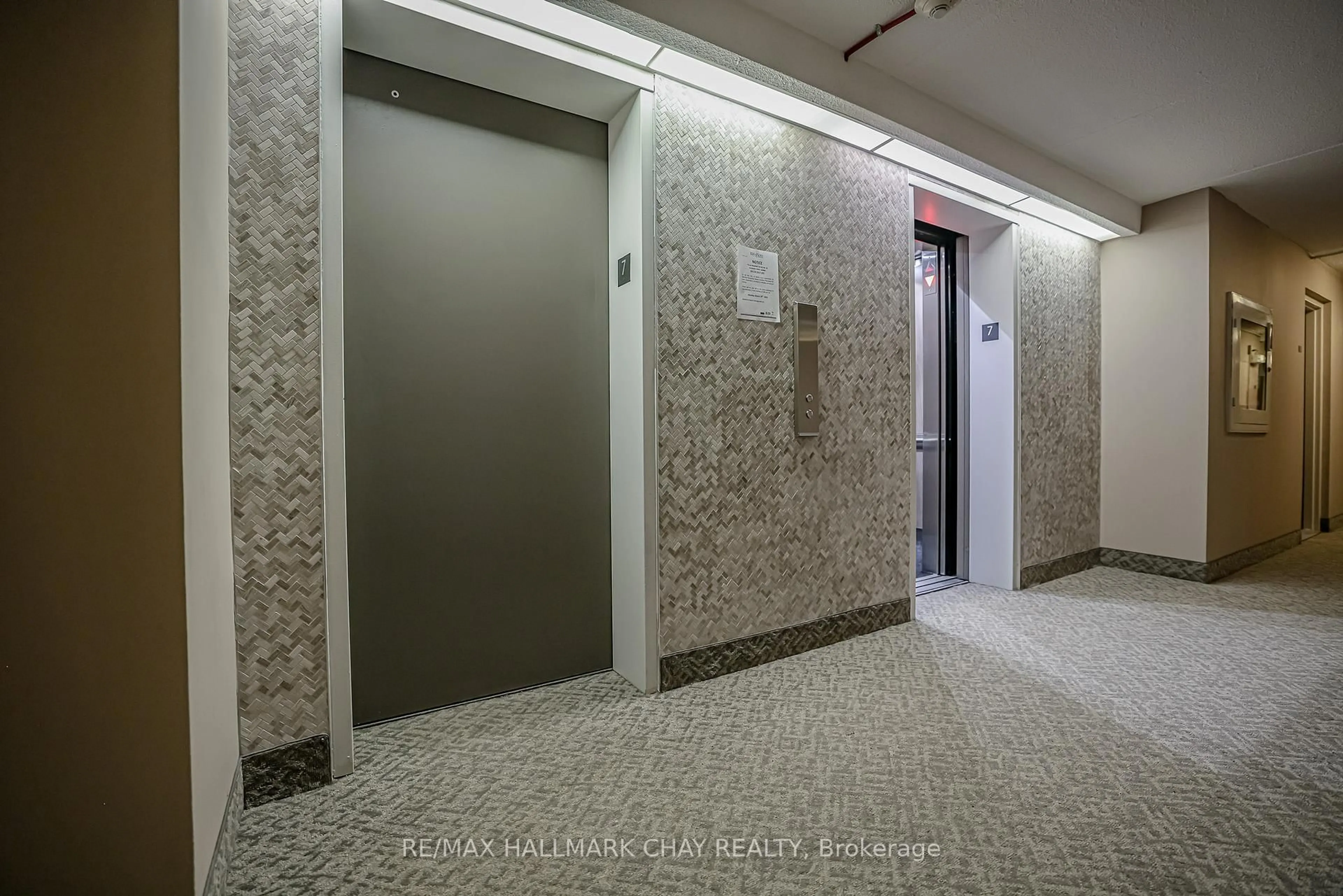 Indoor foyer for 414 Blake St #706, Barrie Ontario L4M 5J7