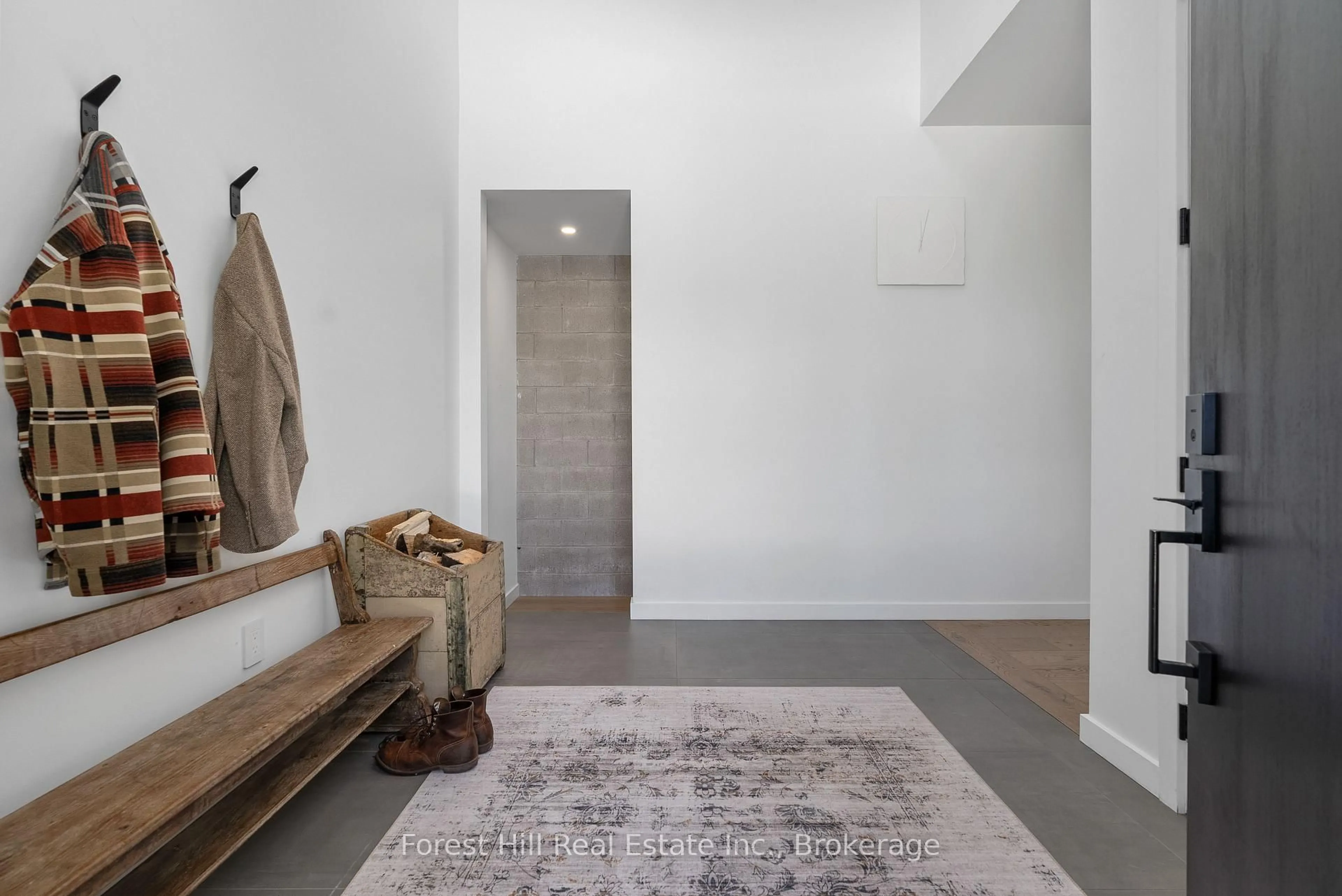 Indoor entryway for 854 Sixth St, Clearview Ontario L9Y 3Y9