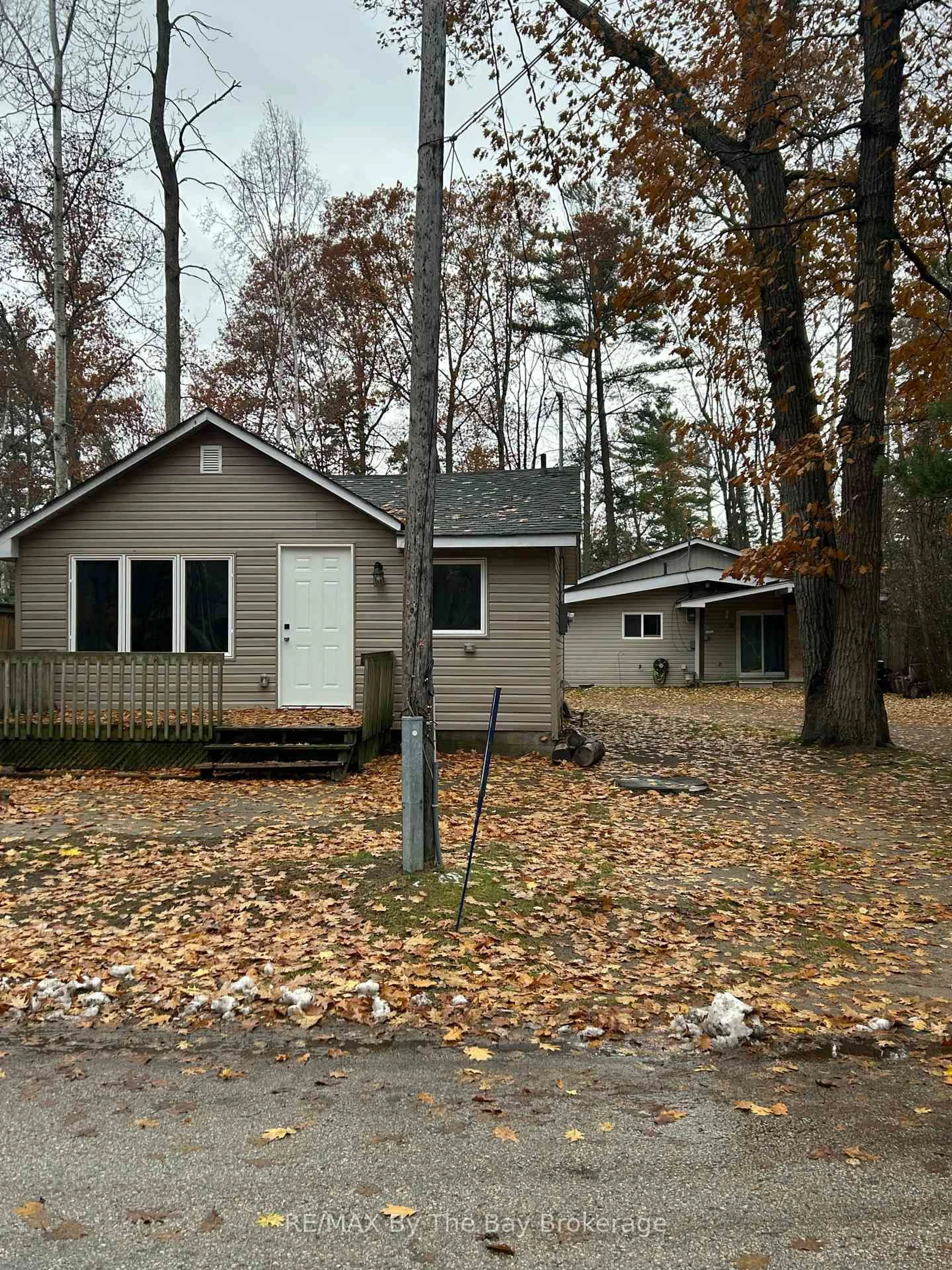 Home with vinyl exterior material, street for 86 30th St, Wasaga Beach Ontario L9Z 2C8