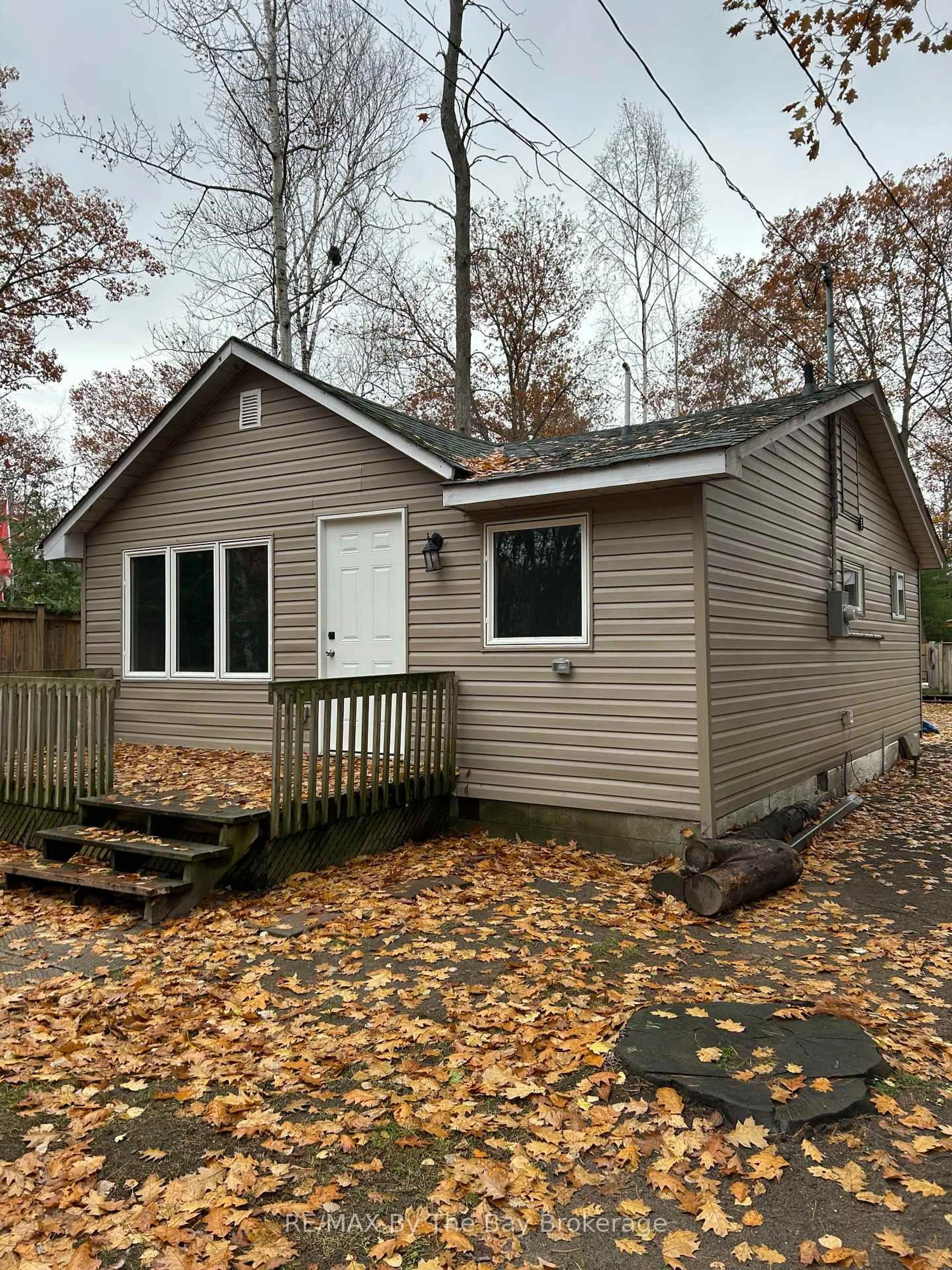 Home with vinyl exterior material, street for 86 30th St, Wasaga Beach Ontario L9Z 2C8