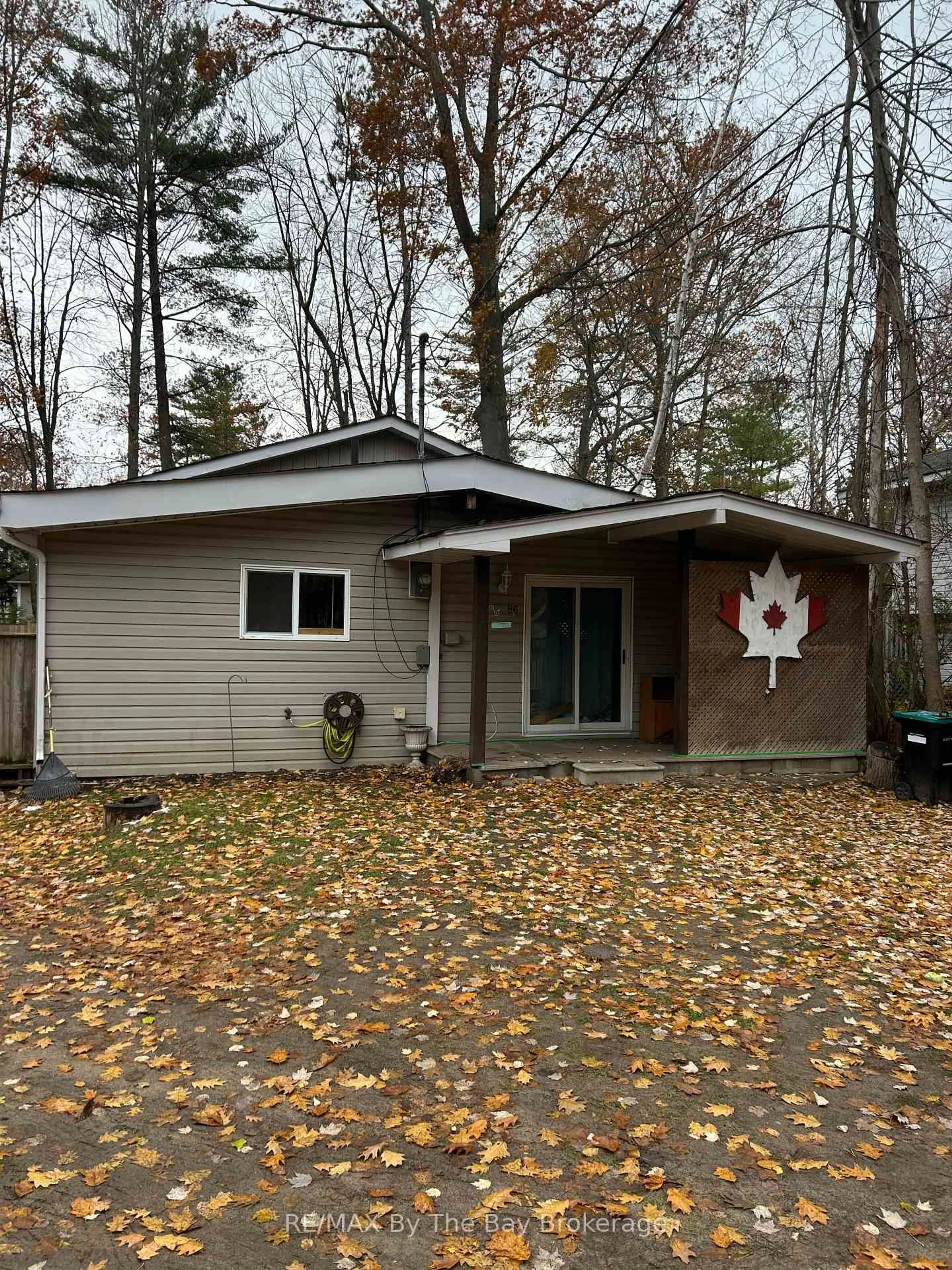 Home with vinyl exterior material, street for 86 30th St, Wasaga Beach Ontario L9Z 2C8