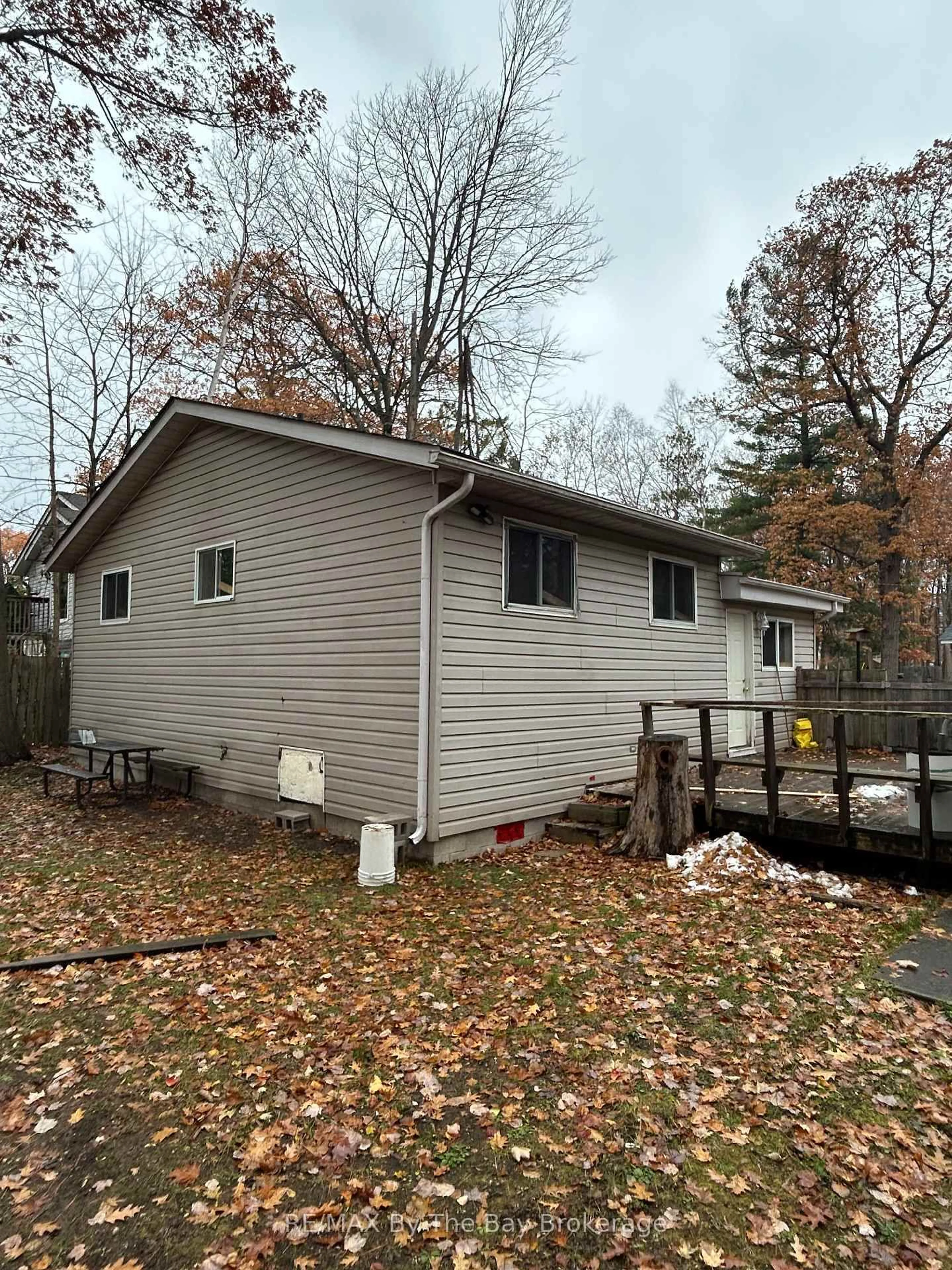 Home with vinyl exterior material, unknown for 86 30th St, Wasaga Beach Ontario L9Z 2C8