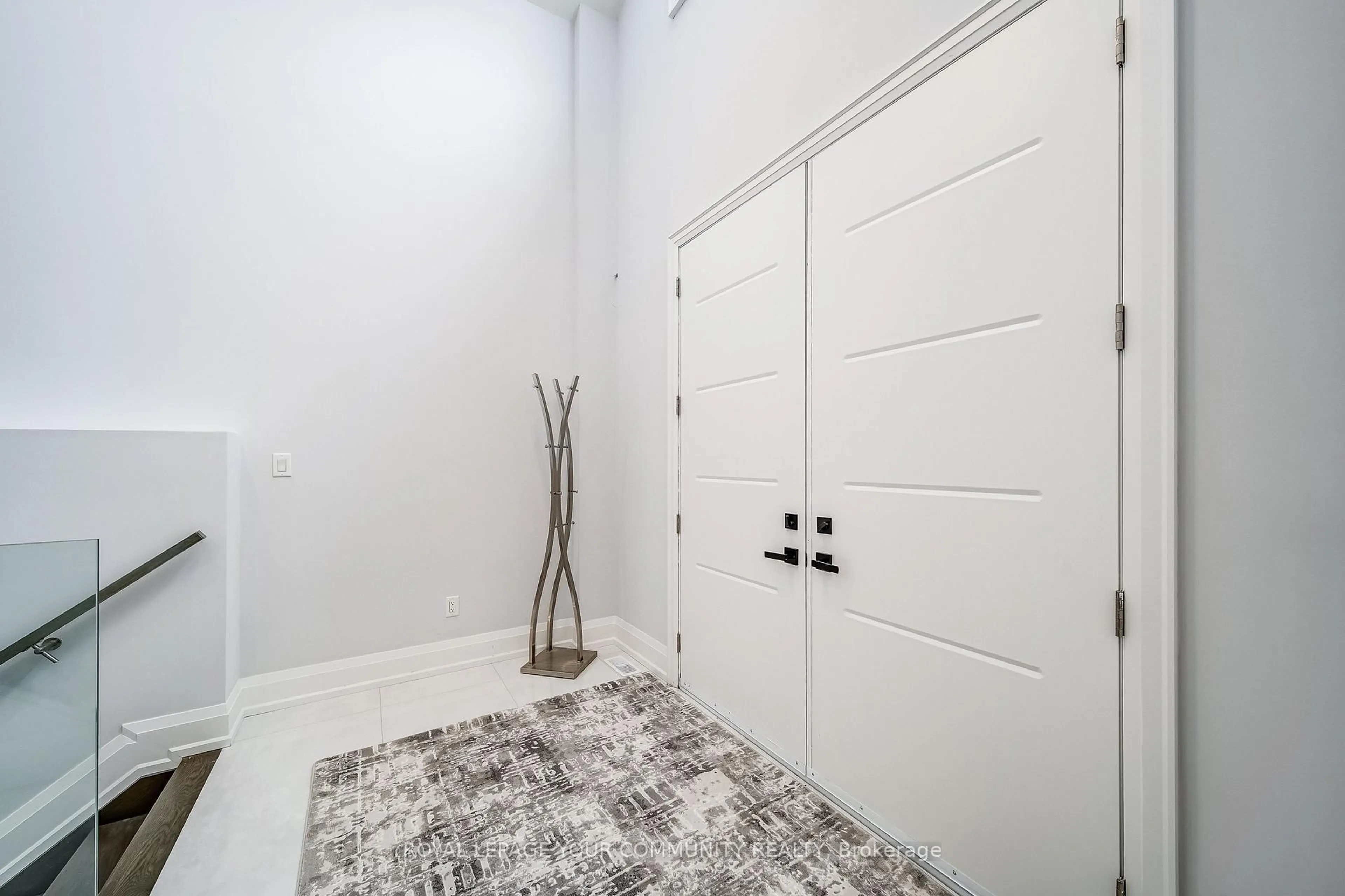 Indoor entryway for 140 58TH St, Wasaga Beach Ontario L9Z 2Z1