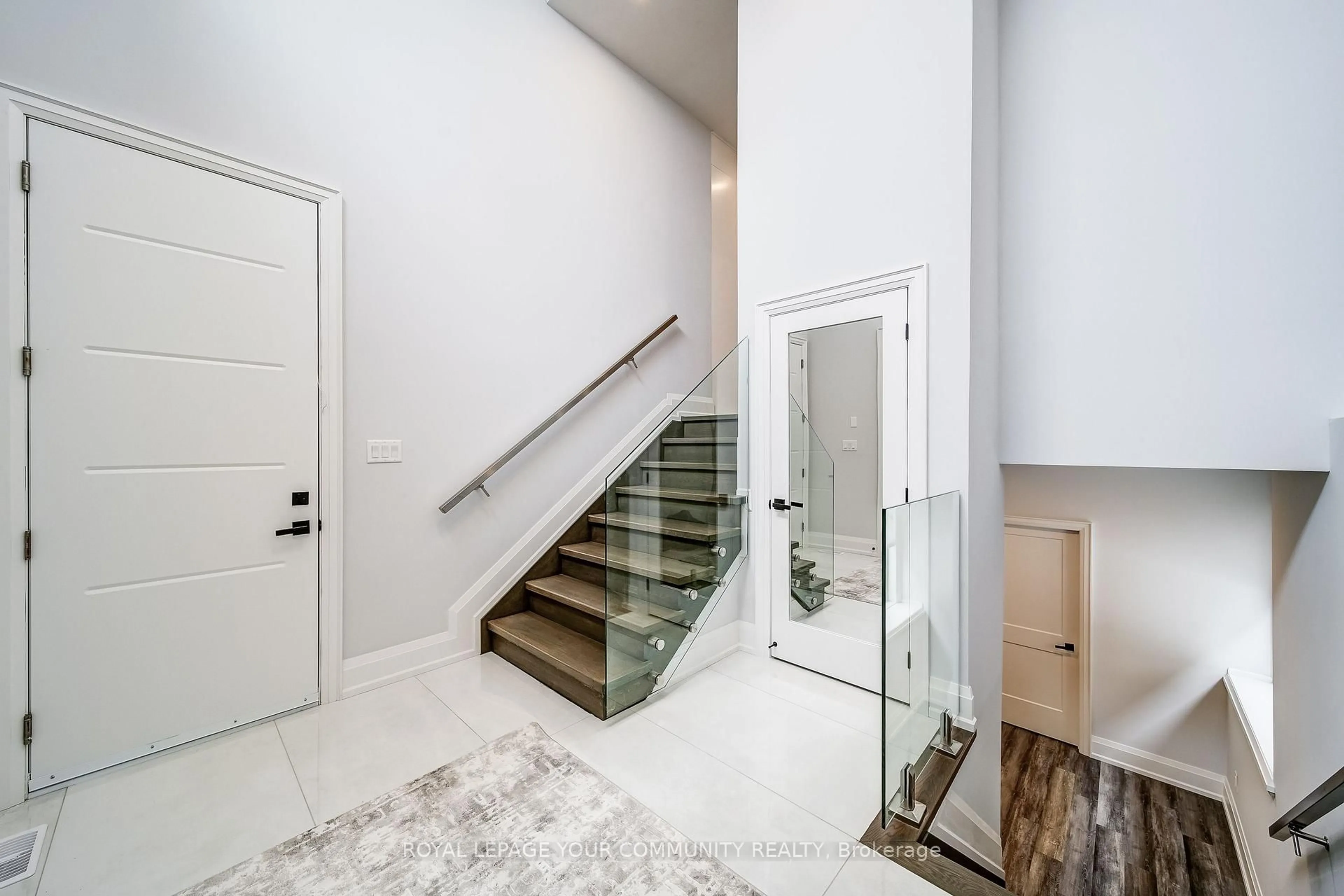 Indoor entryway for 140 58TH St, Wasaga Beach Ontario L9Z 2Z1