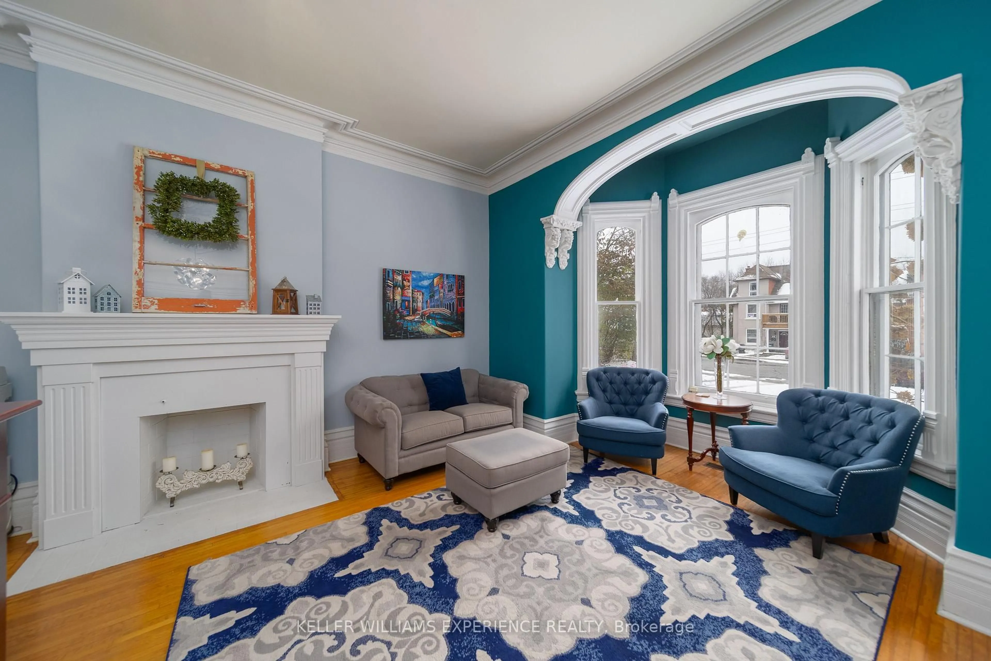 Living room with furniture, unknown for 72 High St, Barrie Ontario L4N 1W4