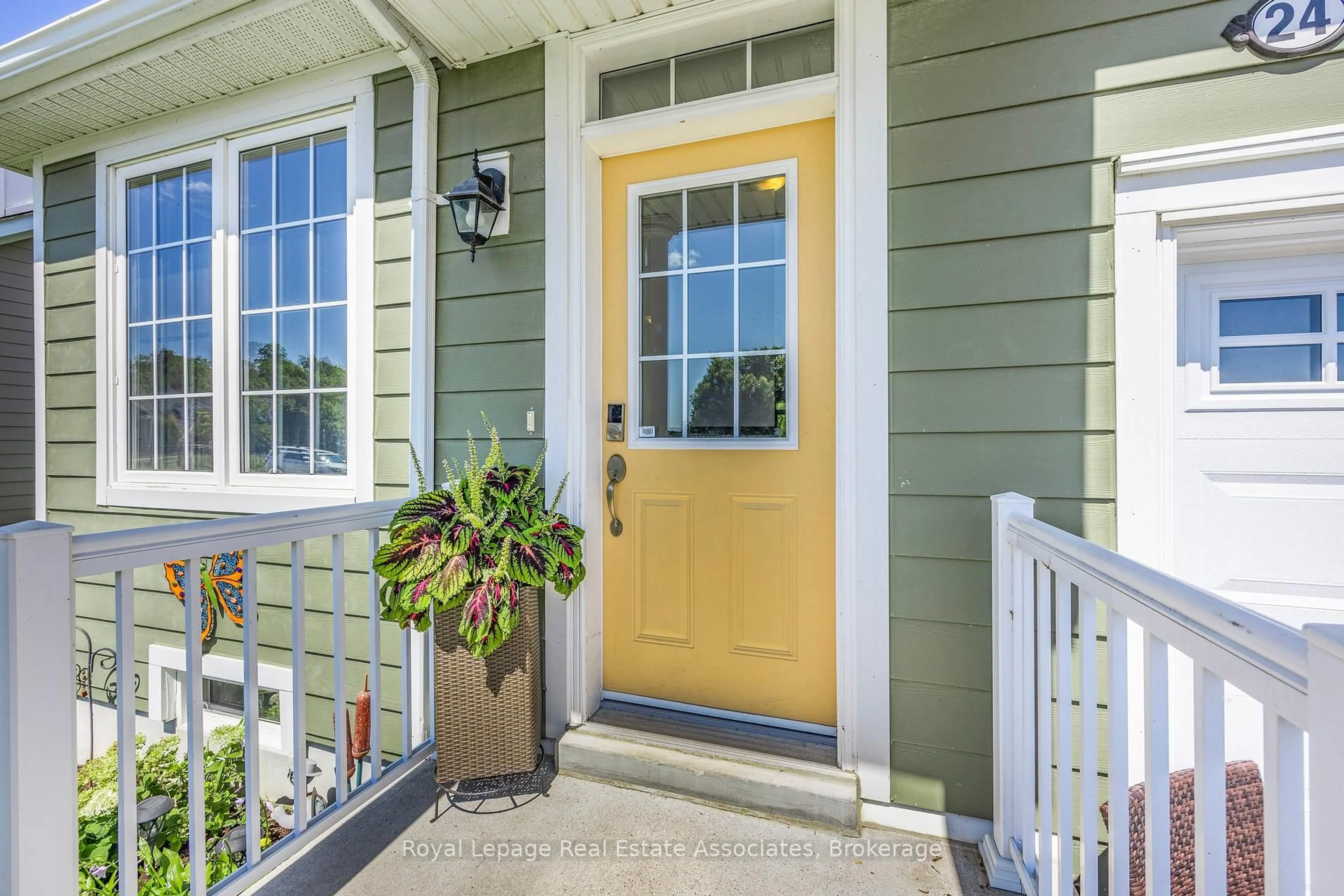 Indoor entryway for 24 Providence Way #4, Wasaga Beach Ontario L9Z 0G3