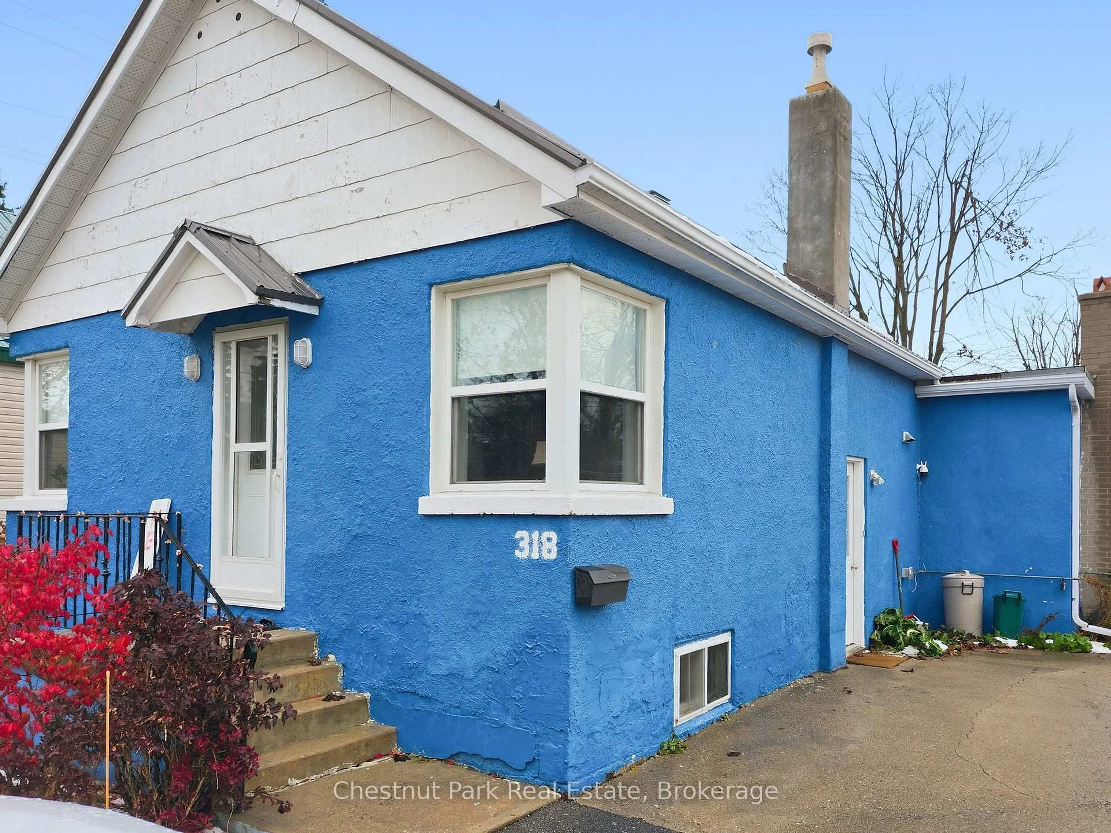 Home with vinyl exterior material, street for 318 West St, Orillia Ontario L3V 5E2