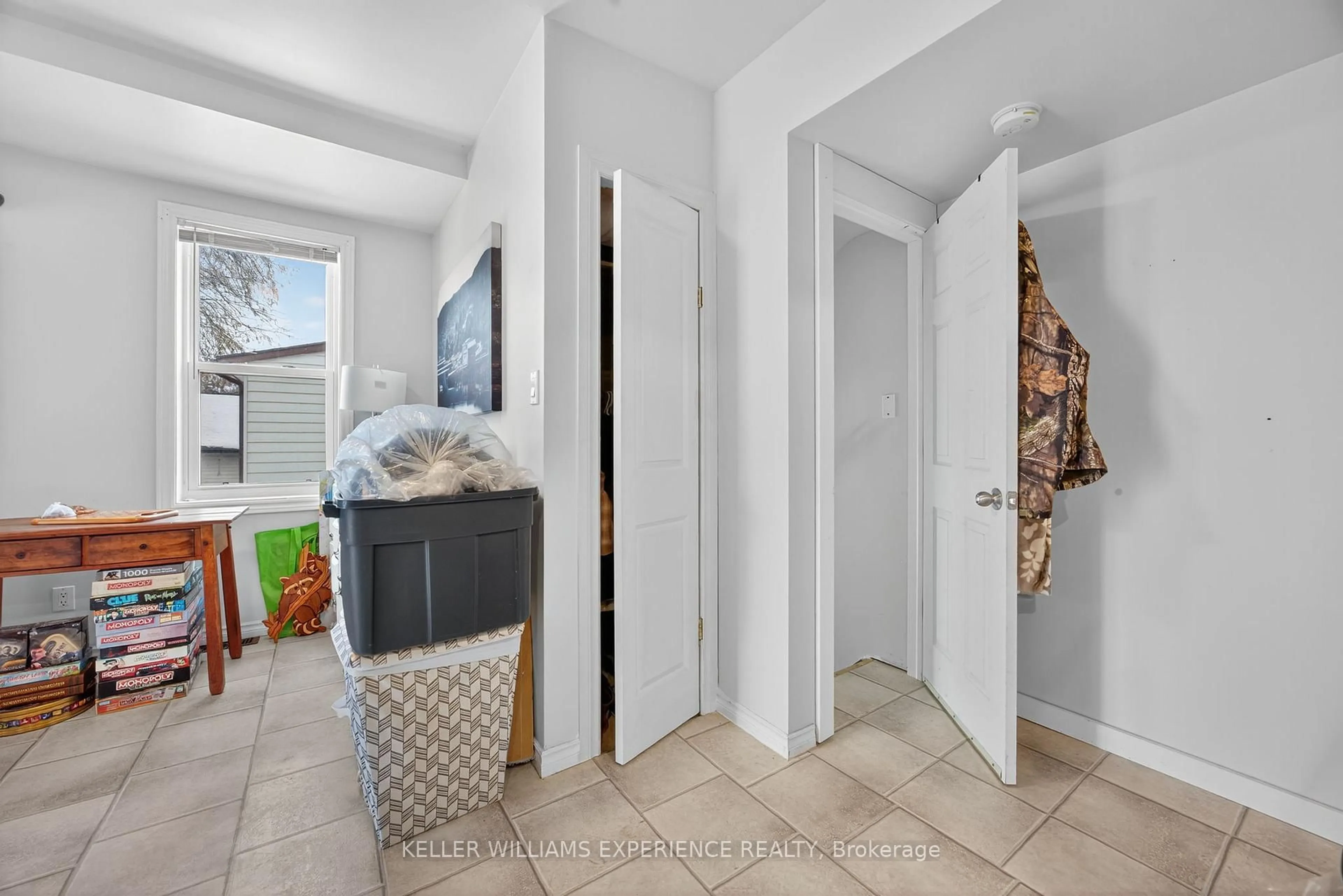 Indoor entryway for 129 DUNLOP St, Orillia Ontario L3V 5P6