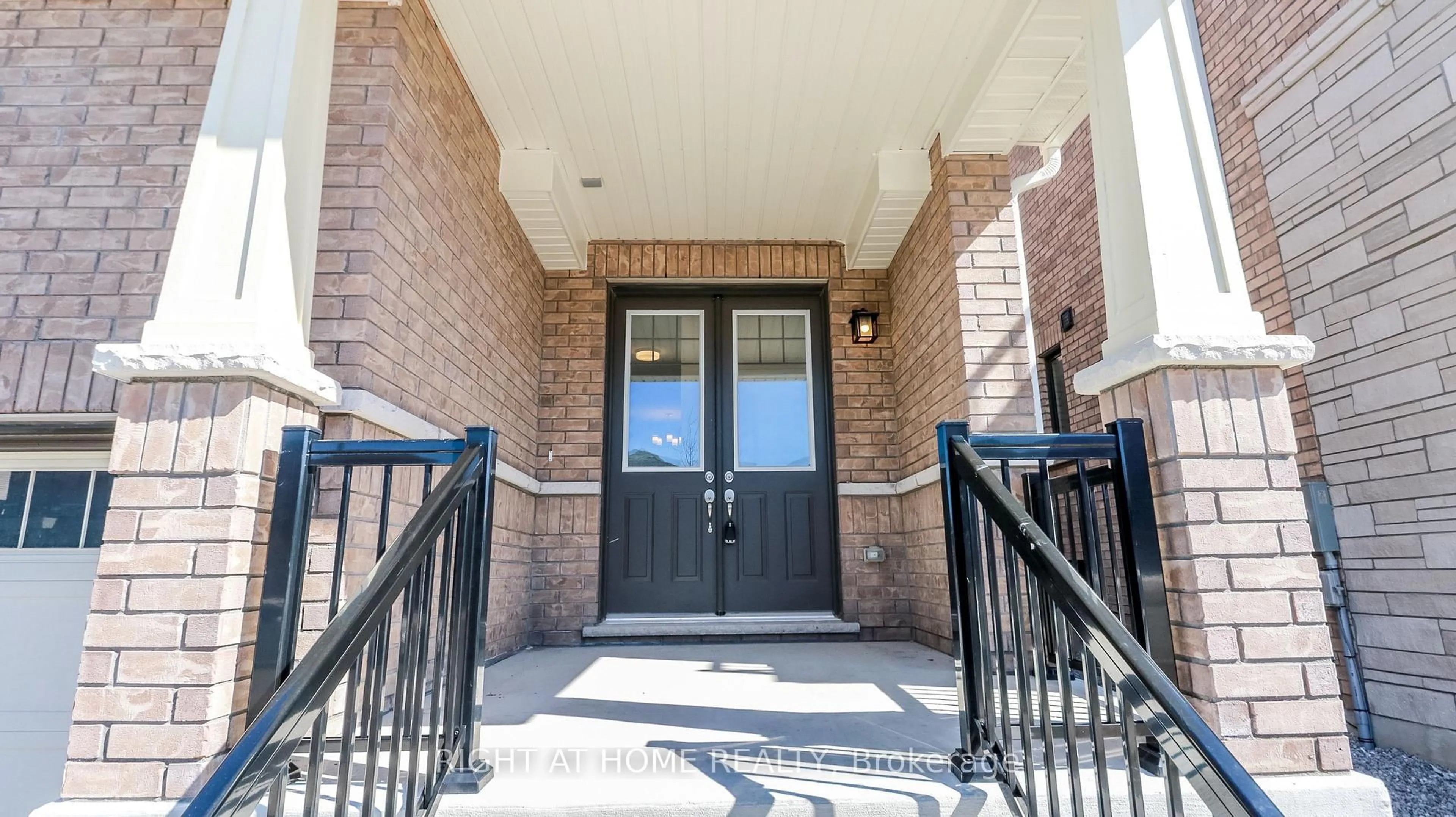 Indoor entryway for 17 Periwinkle Rd, Springwater Ontario L9X 2C8