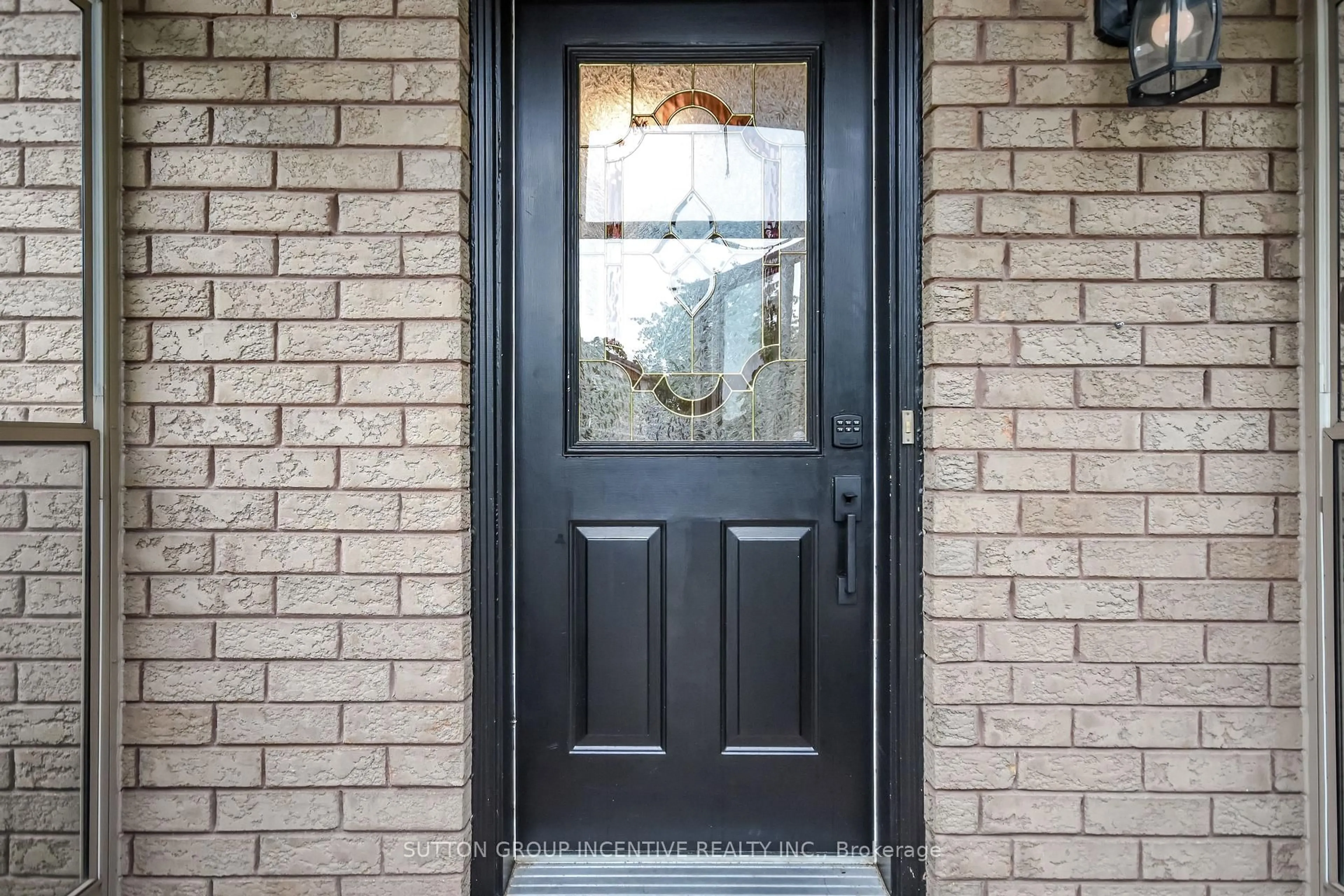 Indoor entryway for 30 Bruce Cres, Barrie Ontario L4N 8T8