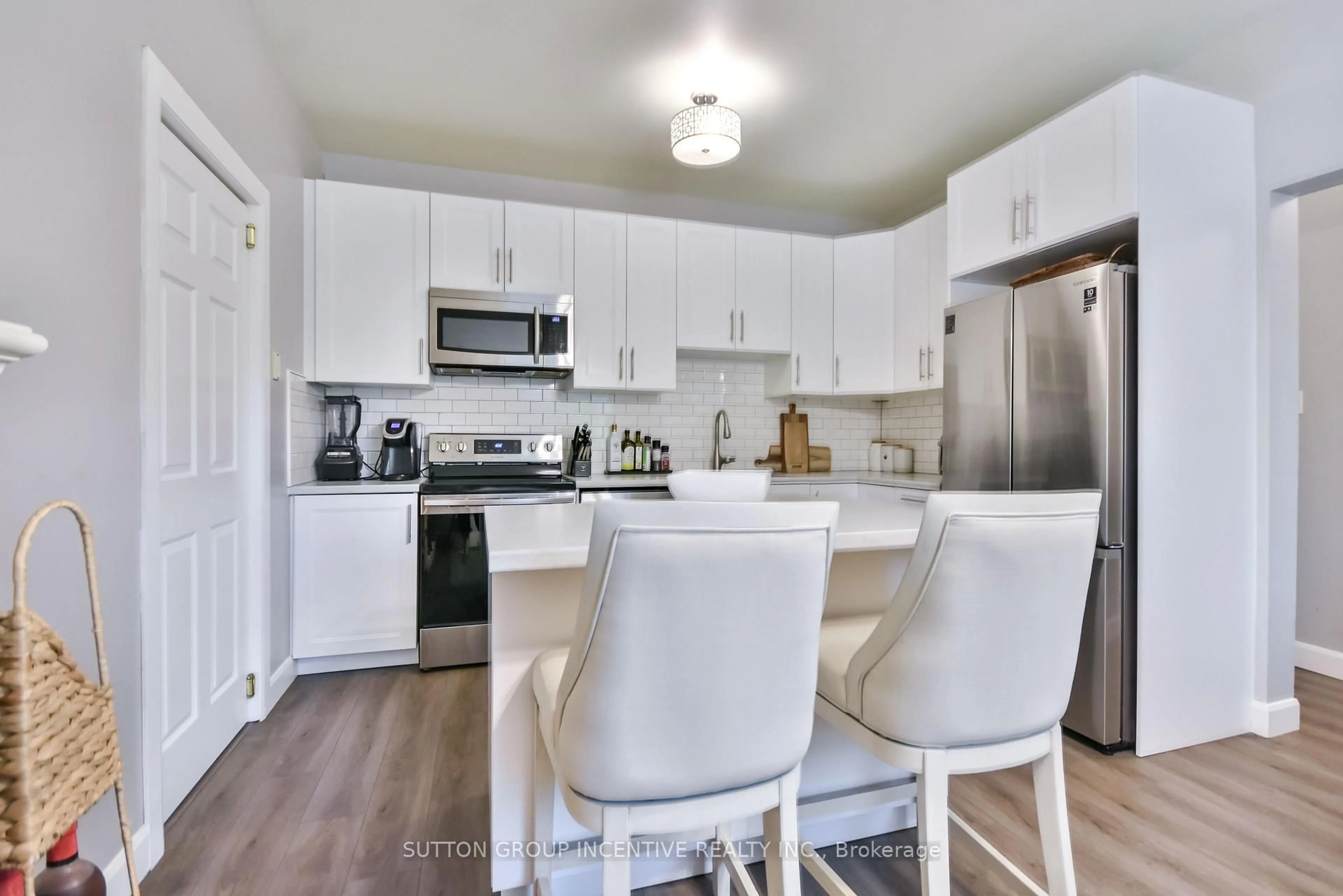 Open concept kitchen, unknown for 30 Bruce Cres, Barrie Ontario L4N 8T8
