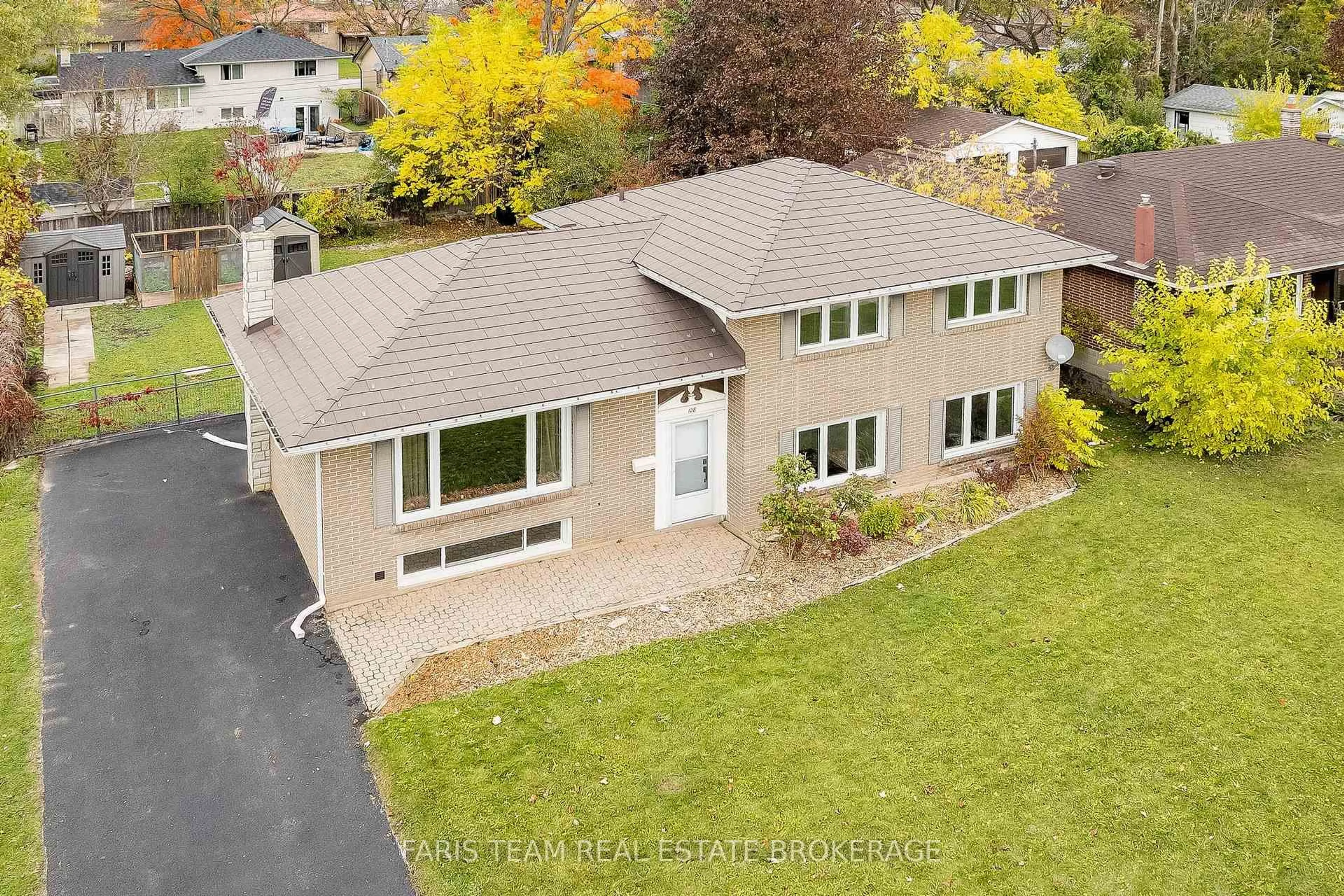 A pic from outside/outdoor area/front of a property/back of a property/a pic from drone, street for 128 Rose St, Barrie Ontario L4M 2T7