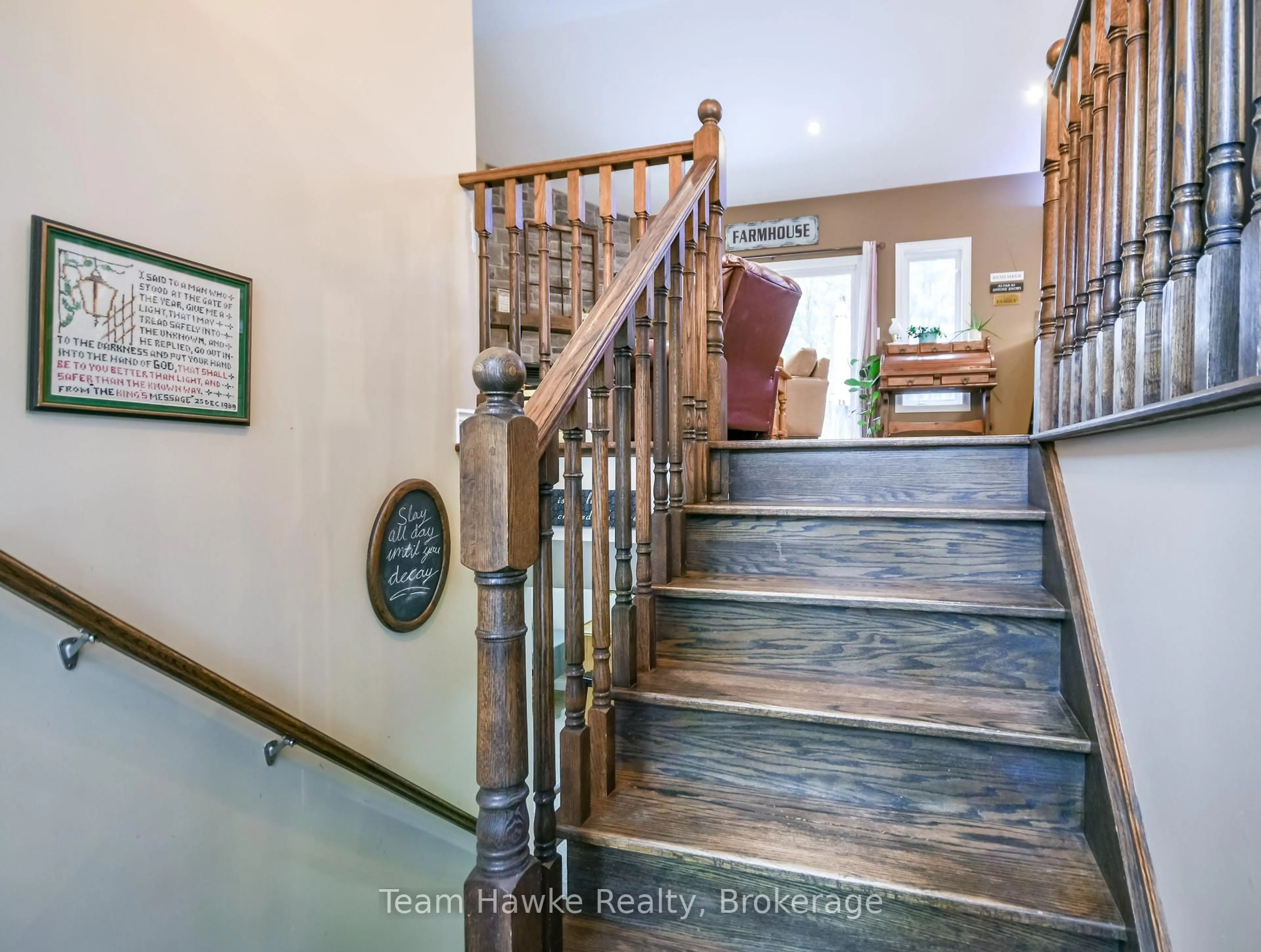 Indoor foyer for 8 Desroches Tr, Tiny Ontario L9M 0H9