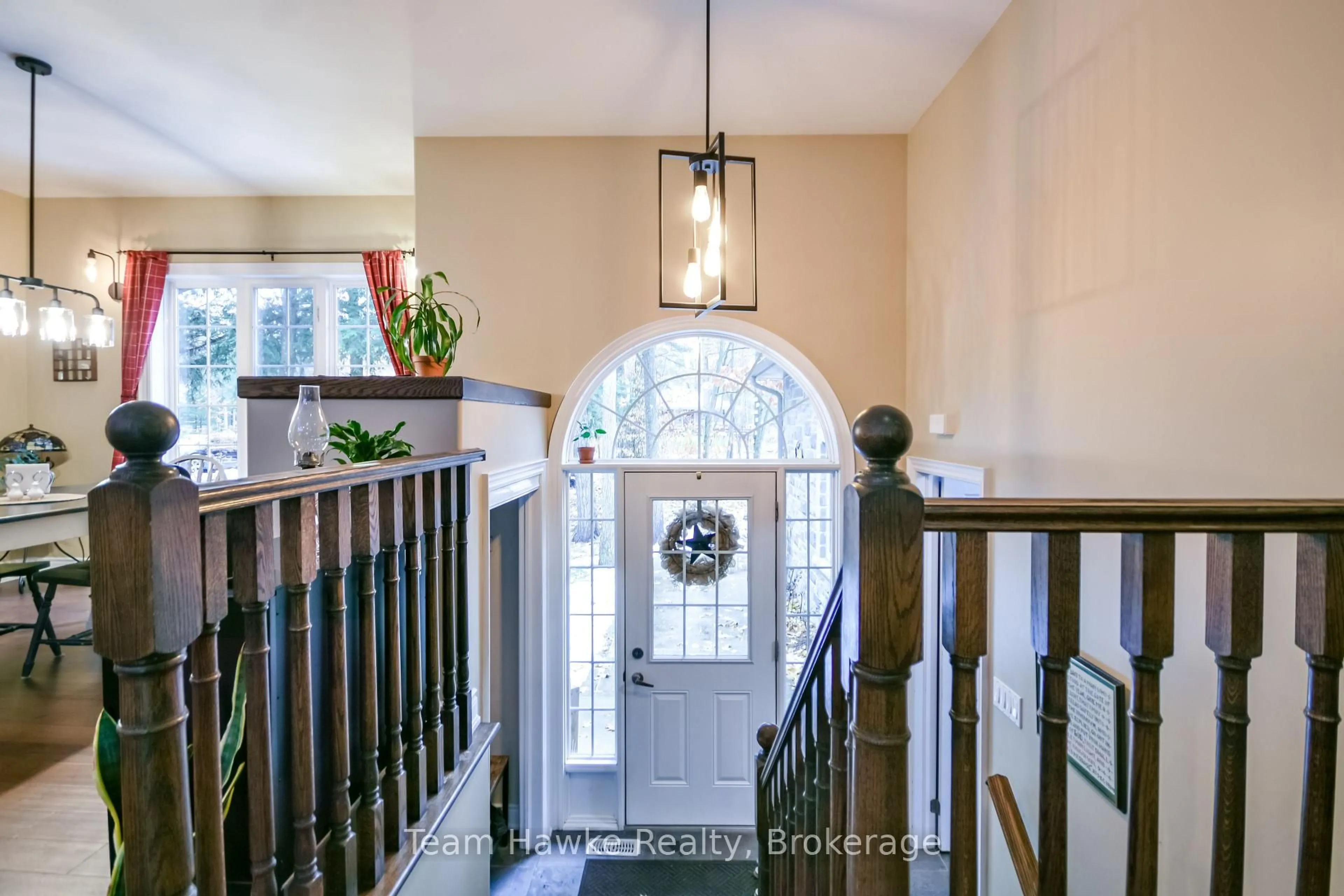 Indoor entryway for 8 Desroches Tr, Tiny Ontario L9M 0H9