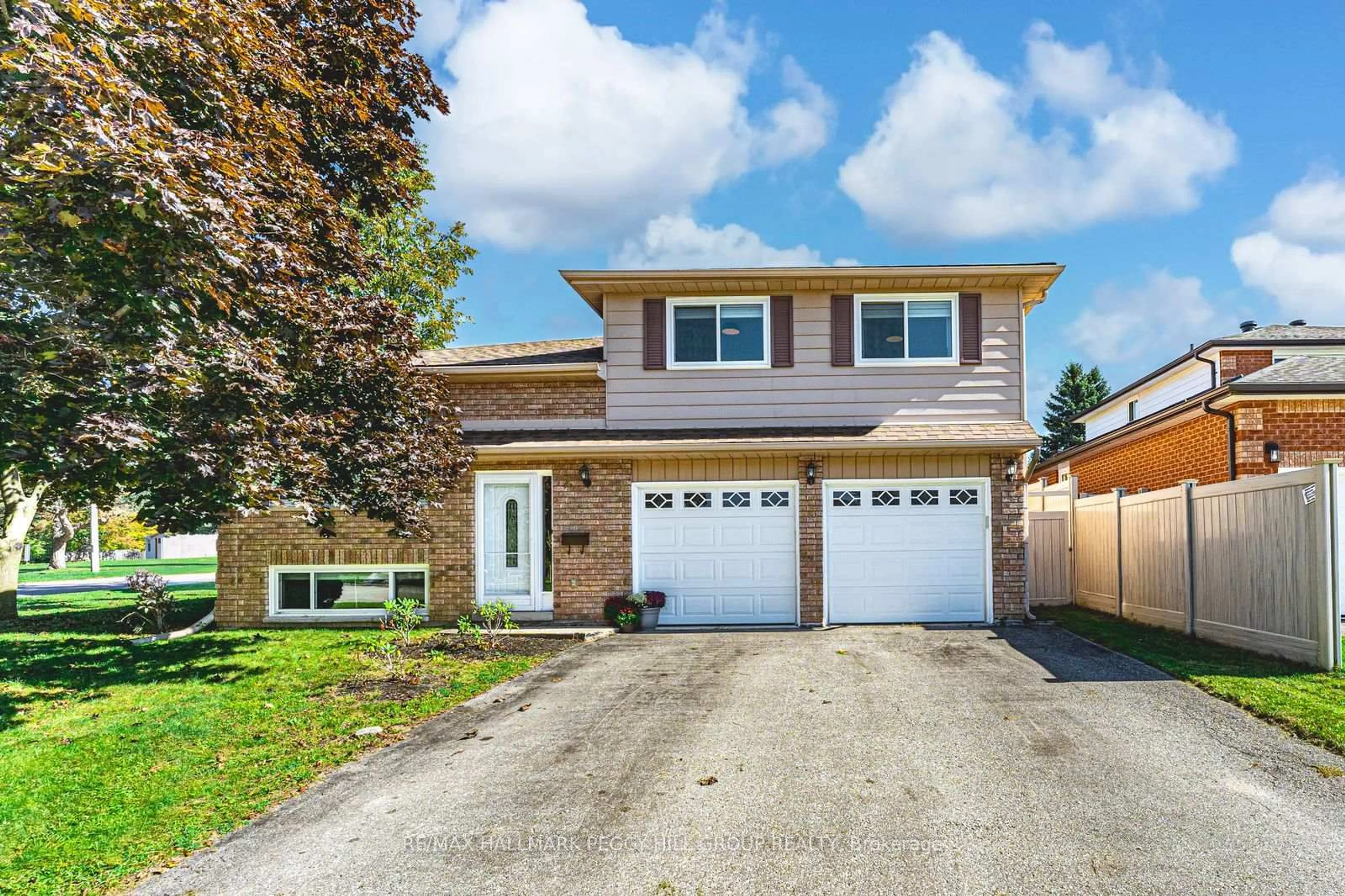 Home with vinyl exterior material, street for 2 Carmichael Crt, Orillia Ontario L3V 7R6