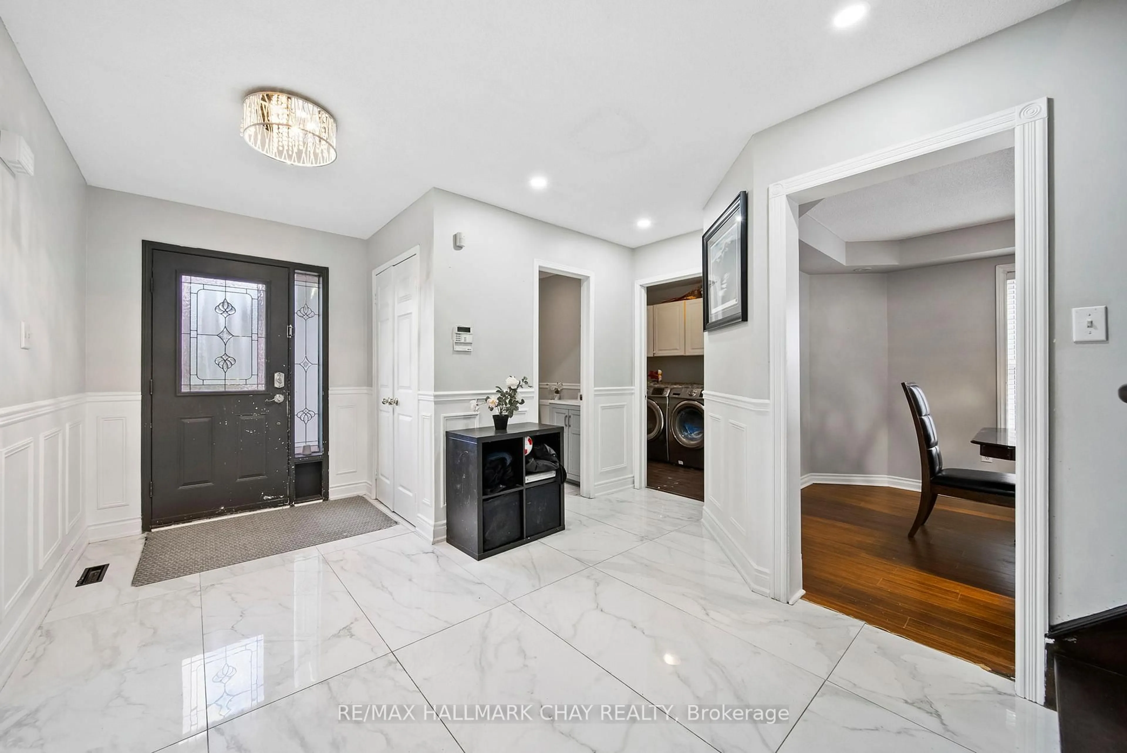 Indoor entryway for 56 Hubbert Cres, Barrie Ontario L4N 9M4