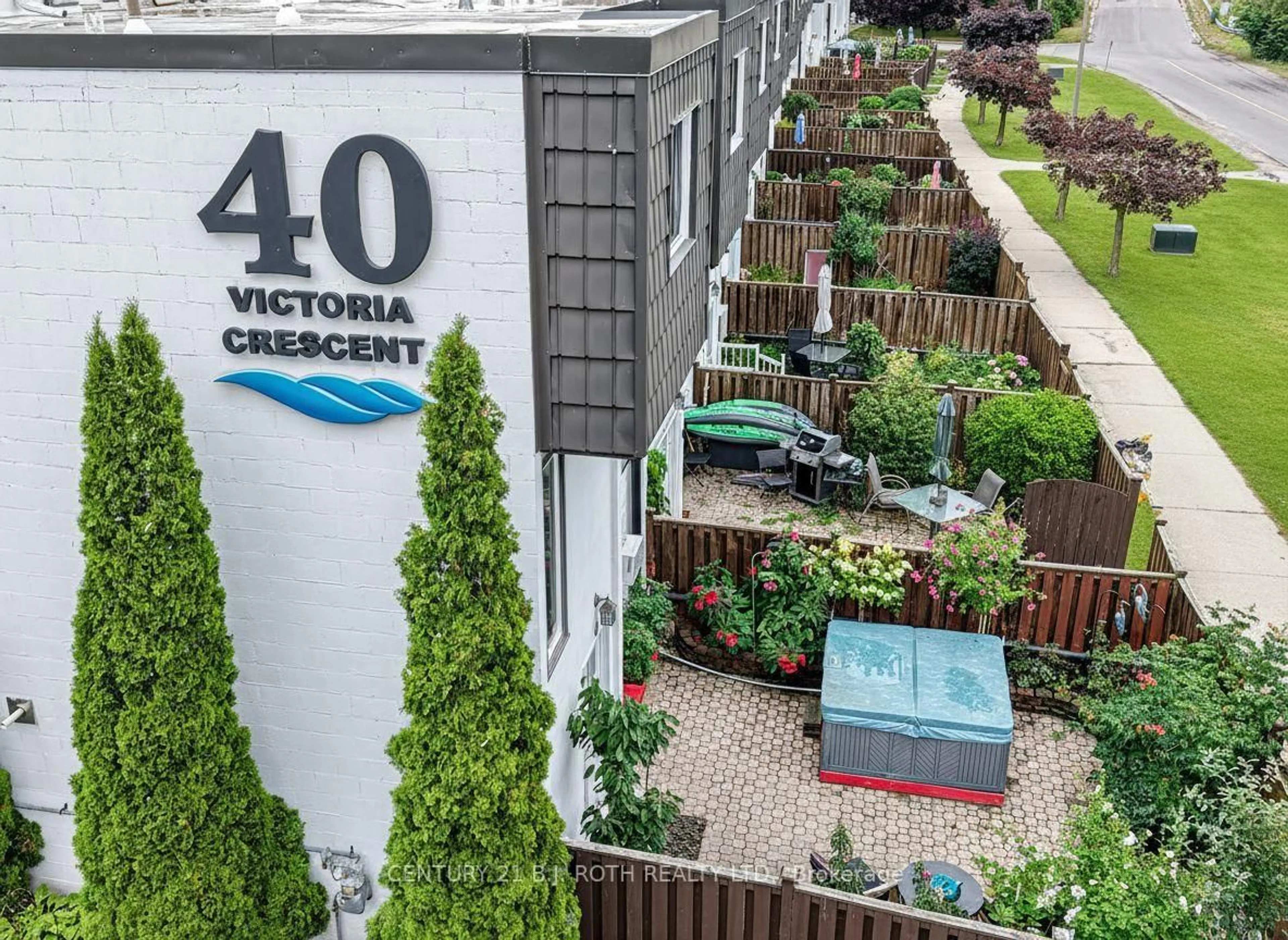 A pic from outside/outdoor area/front of a property/back of a property/a pic from drone, street for 40 VICTORIA Cres #15, Orillia Ontario L3V 6N6