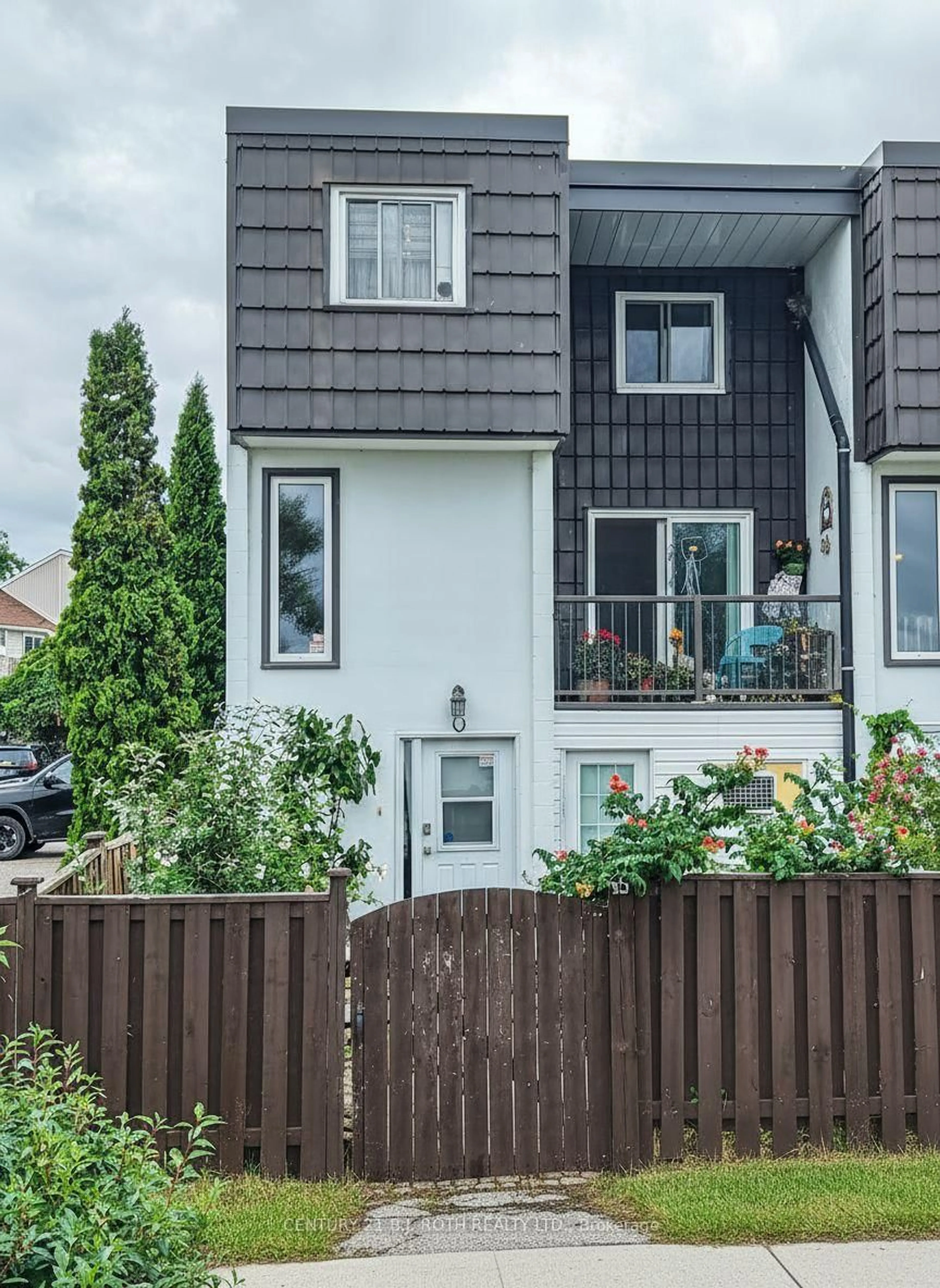 Home with vinyl exterior material, street for 40 VICTORIA Cres #15, Orillia Ontario L3V 6N6