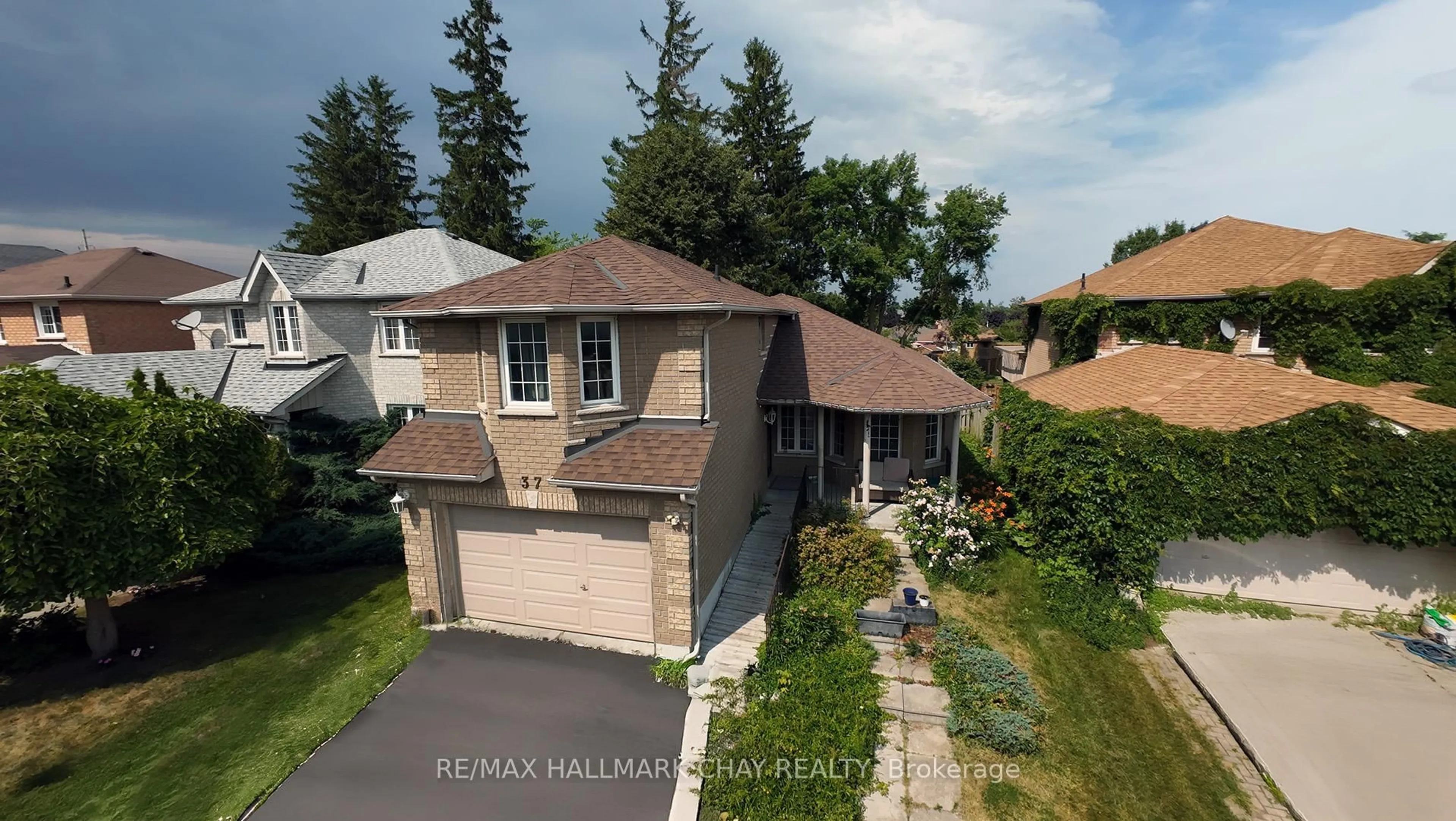 A pic from outside/outdoor area/front of a property/back of a property/a pic from drone, street for 37 Loon Ave, Barrie Ontario L4N 8W6