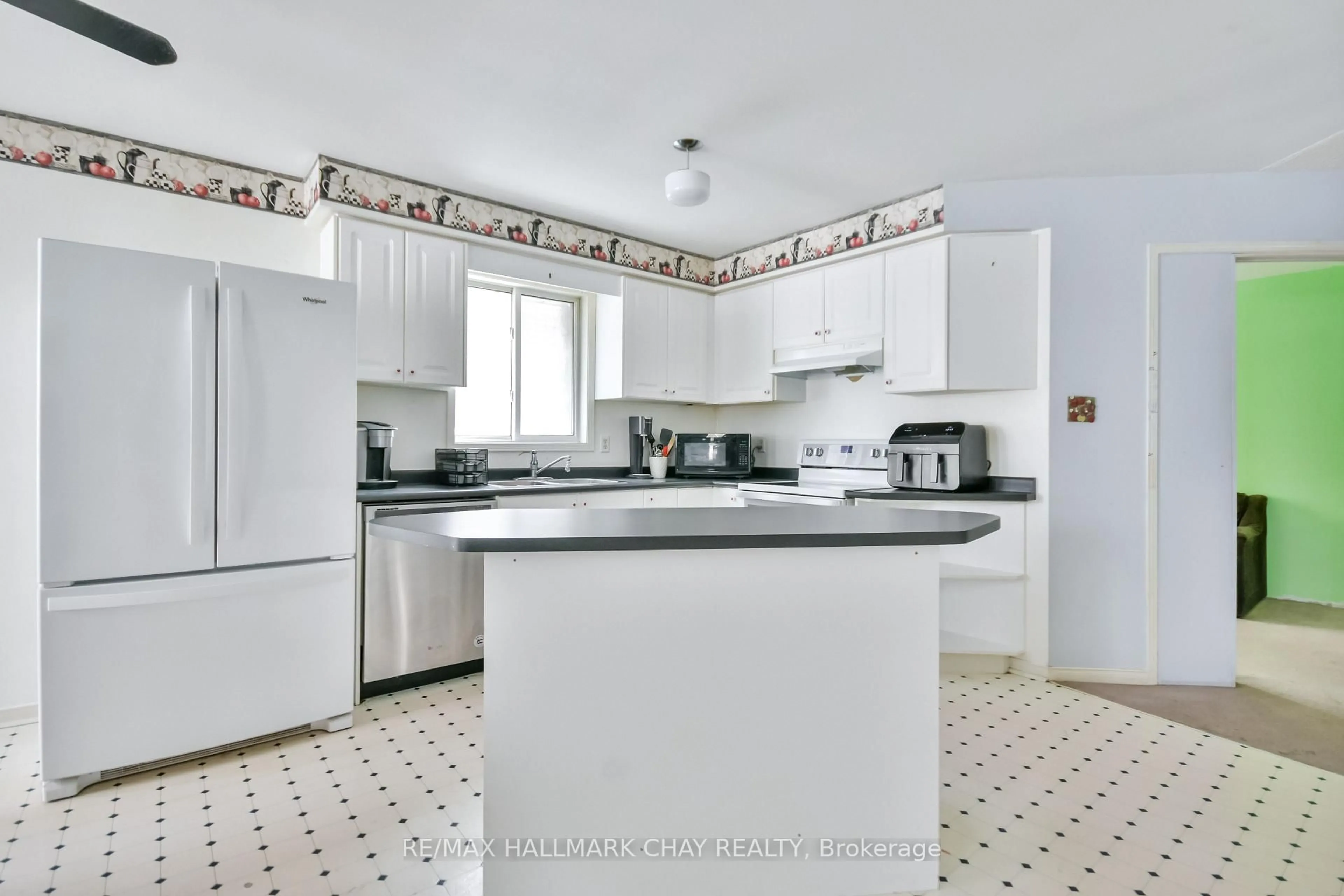 Open concept kitchen, ceramic/tile floor for 37 Loon Ave, Barrie Ontario L4N 8W6