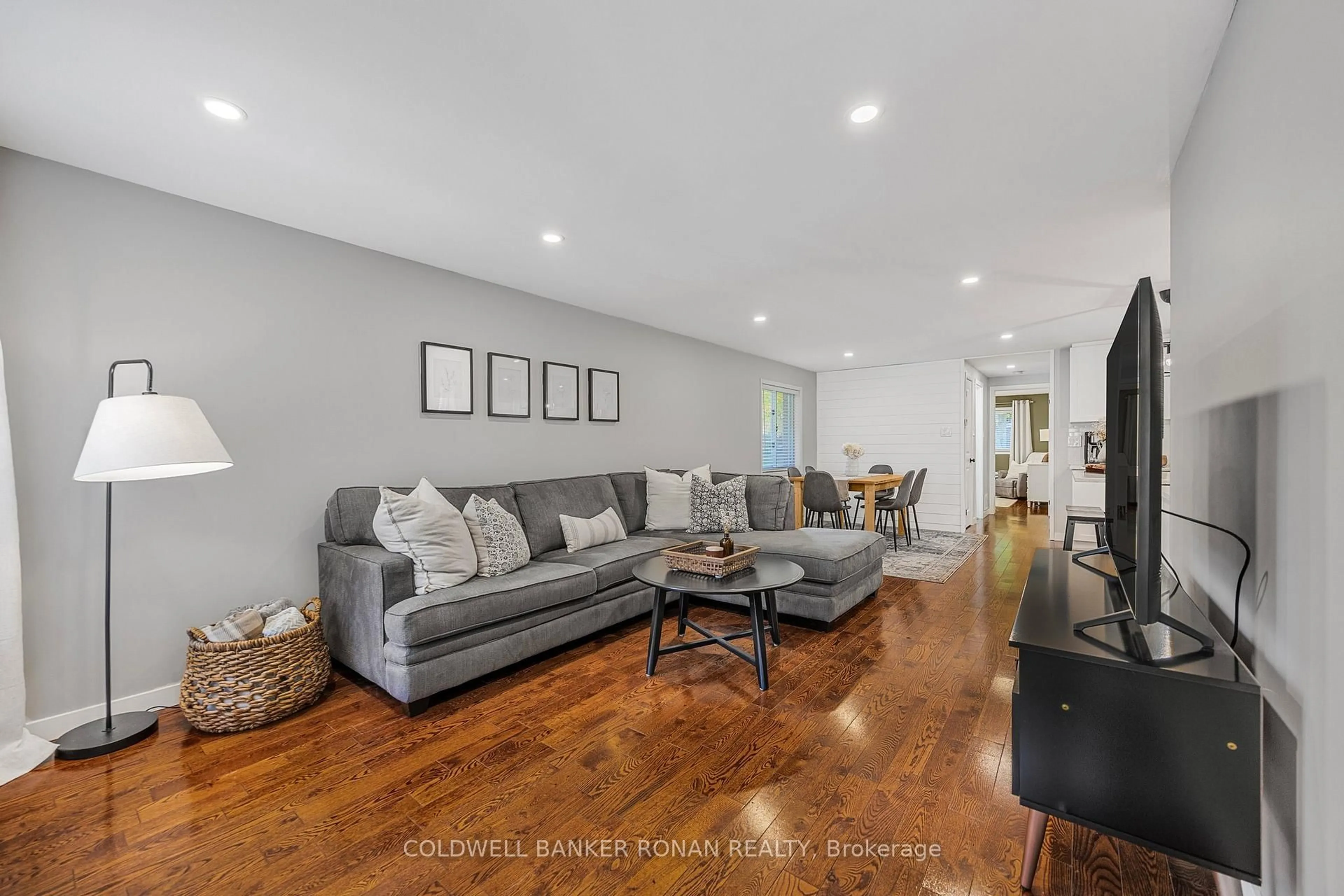 Living room with furniture, unknown for 39 Ferguson Dr, Barrie Ontario L4N 7B5