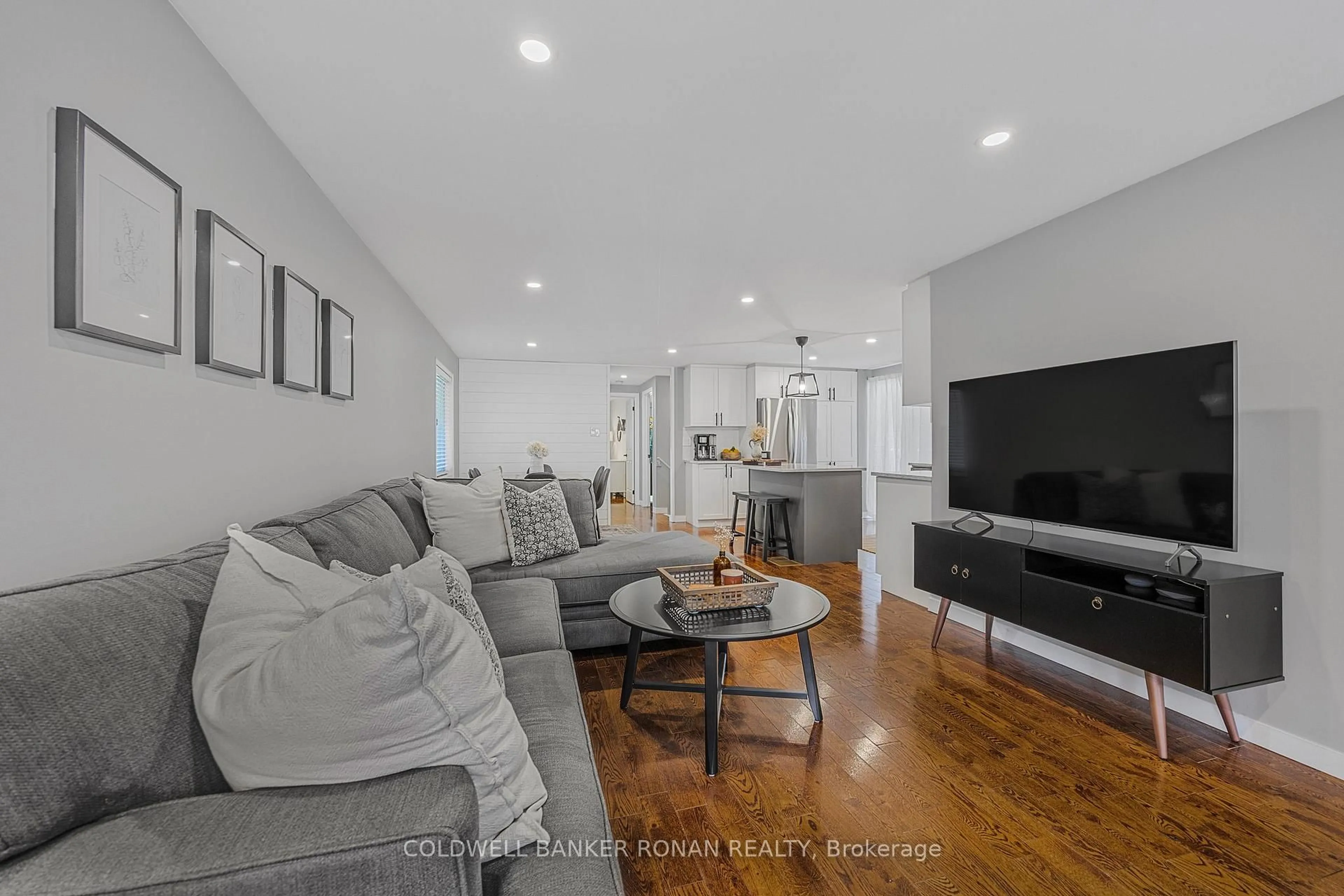 Living room with furniture, unknown for 39 Ferguson Dr, Barrie Ontario L4N 7B5