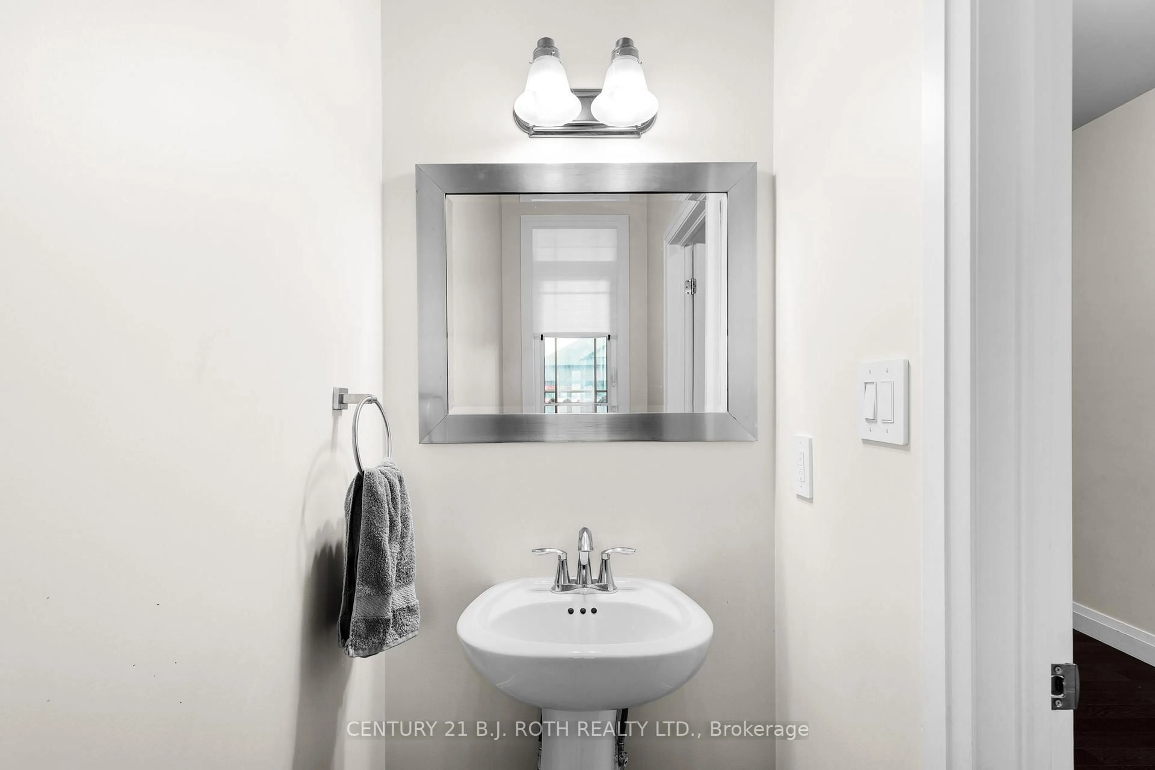 Contemporary bathroom, ceramic/tile floor for 137 RITCHIE Cres, Springwater Ontario L0L 1P0