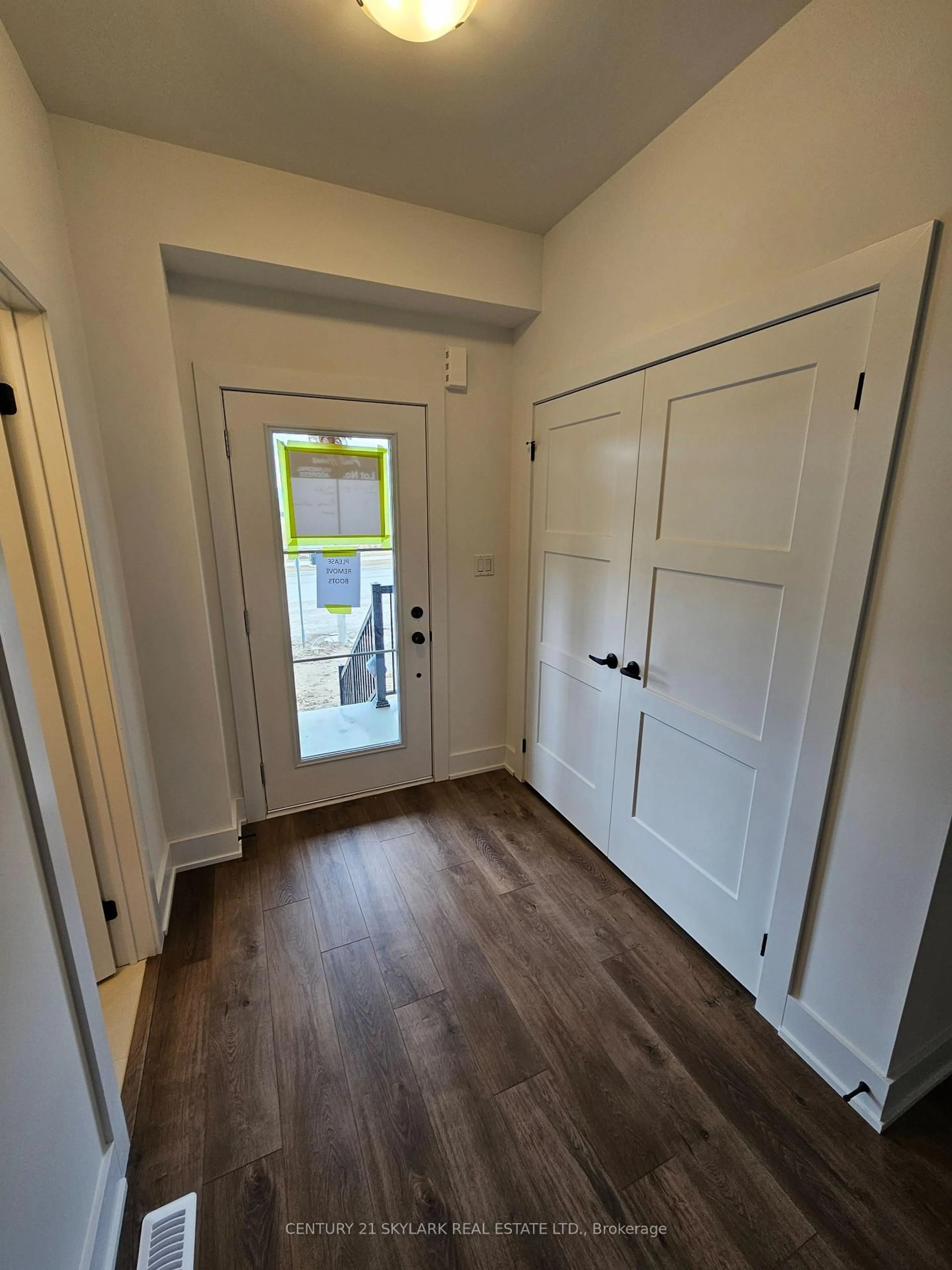 Indoor entryway for 218 Prince William Way, Barrie Ontario L9J 0V1