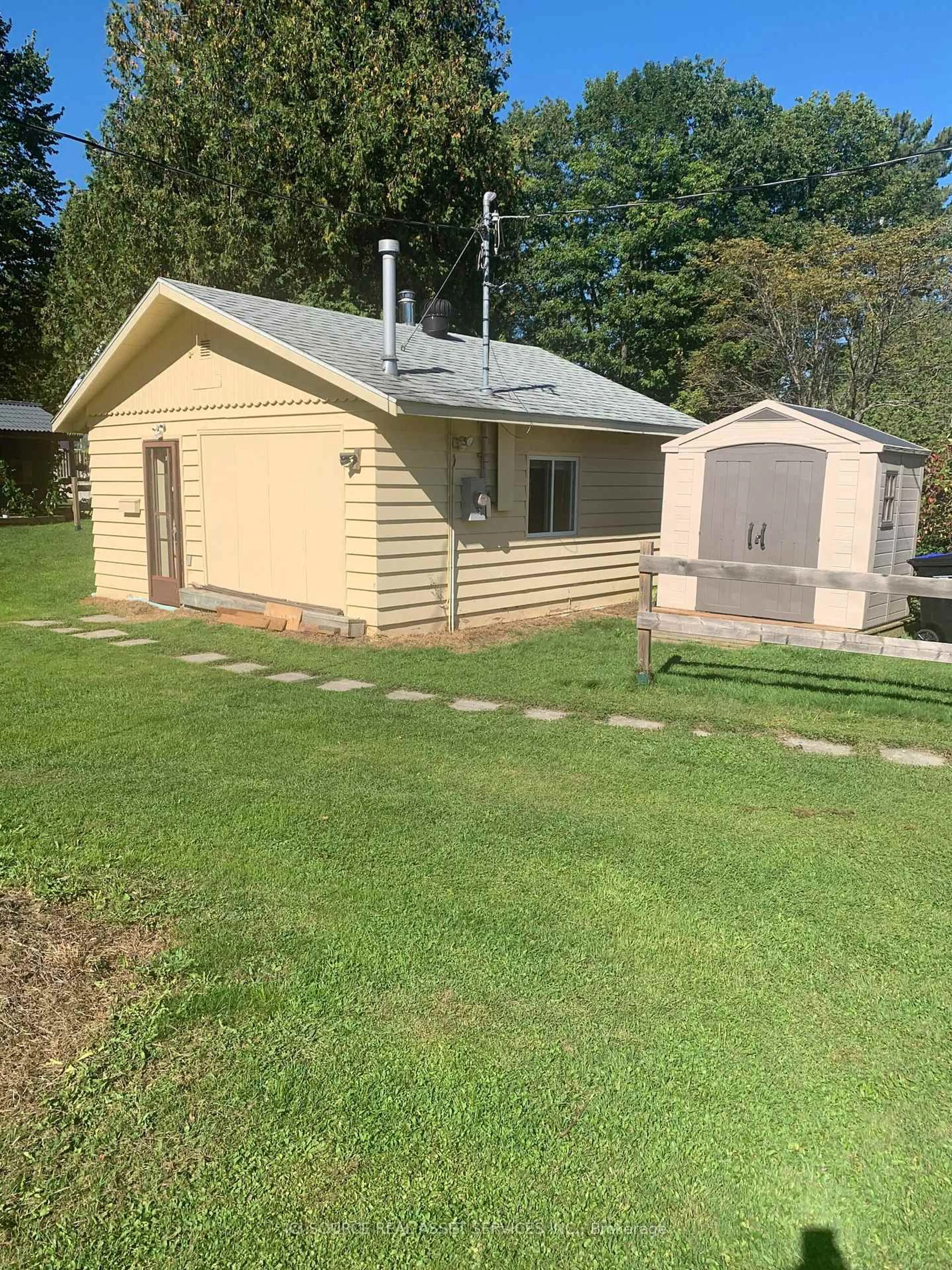 A pic from outside/outdoor area/front of a property/back of a property/a pic from drone, building for 3520 Bennett Ave, Severn Ontario P0E 1N0