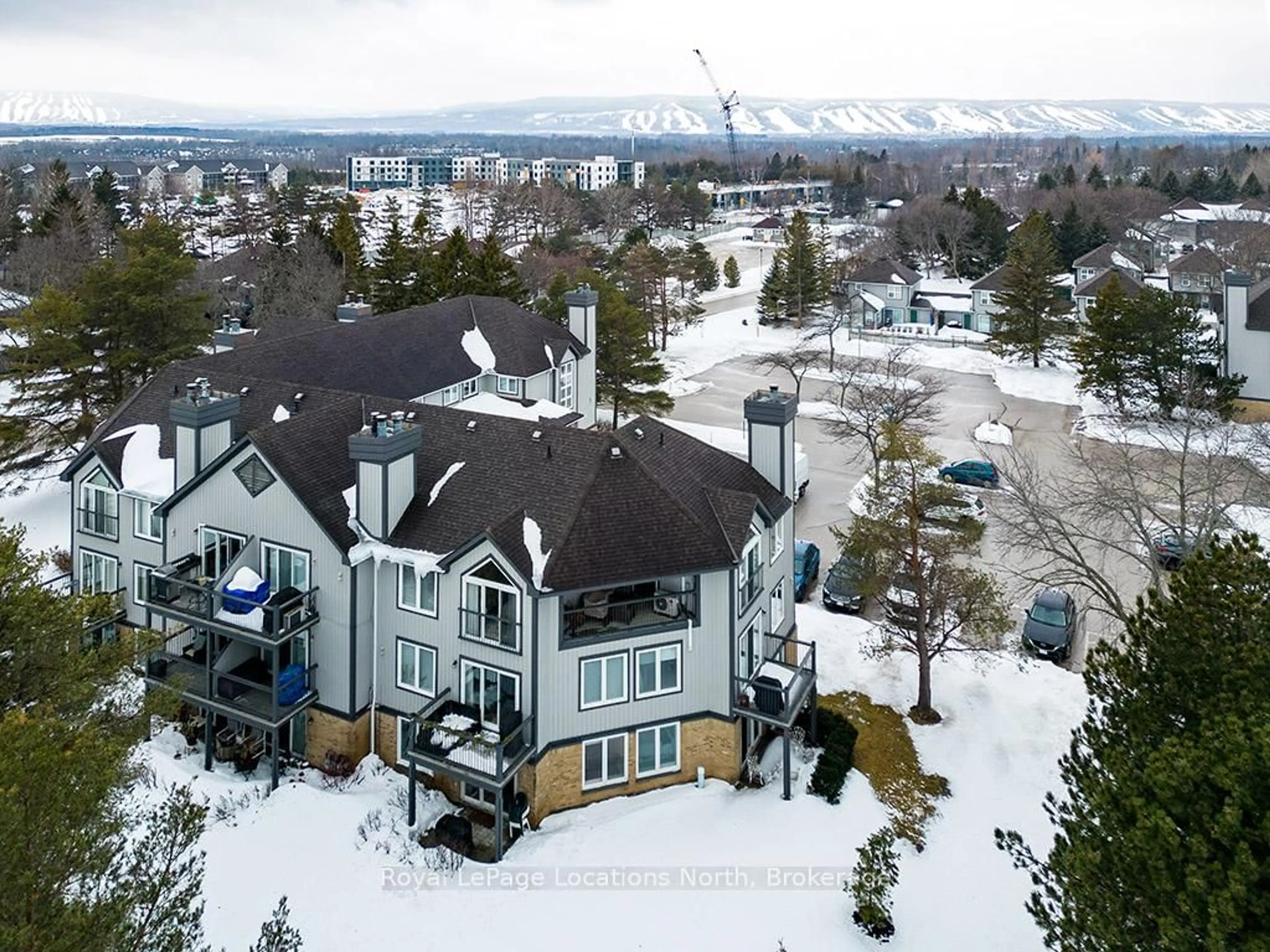 A pic from outside/outdoor area/front of a property/back of a property/a pic from drone, mountain view for 365 Mariners Way, Collingwood Ontario L9Y 5C7