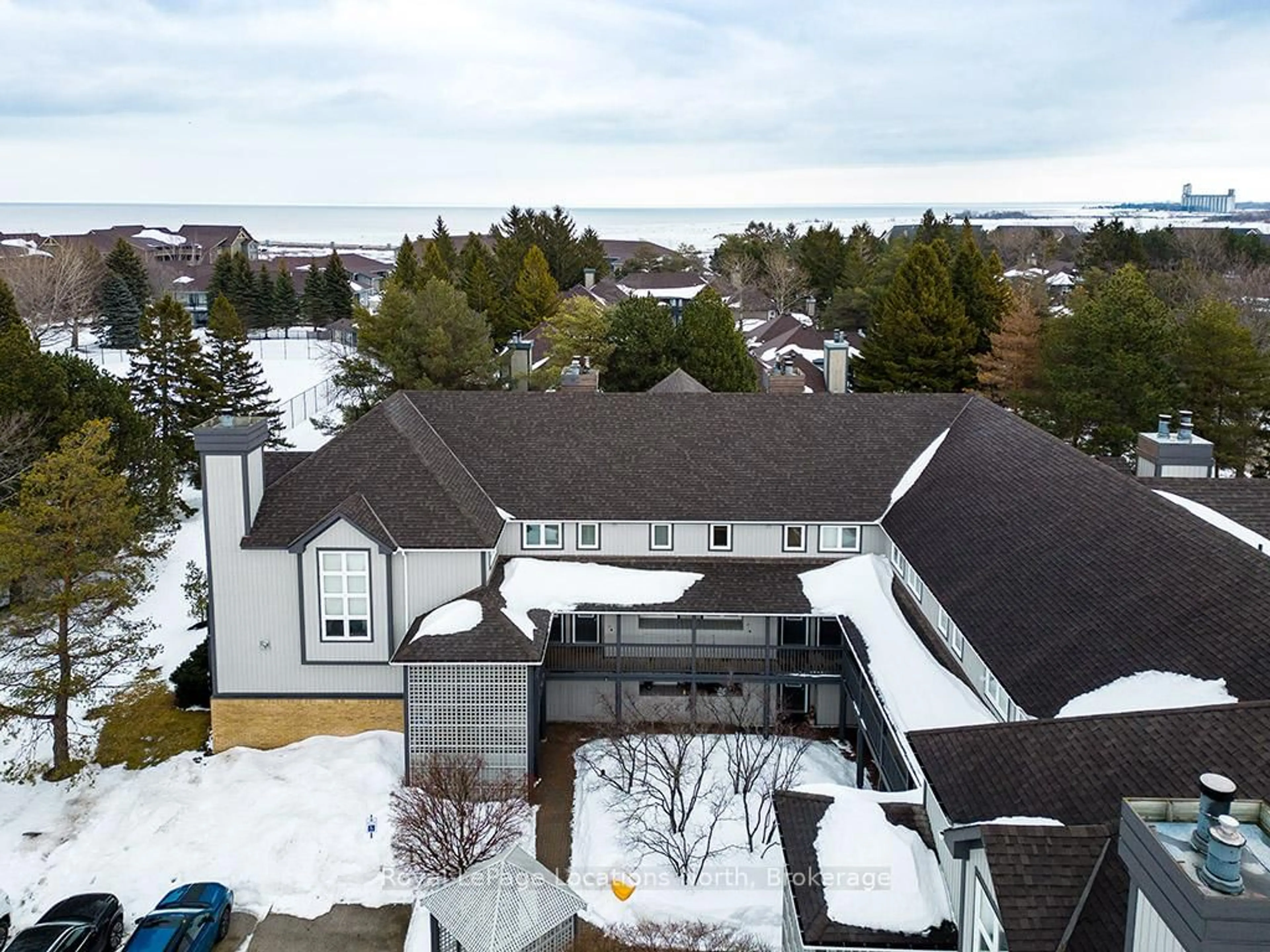 A pic from outside/outdoor area/front of a property/back of a property/a pic from drone, unknown for 365 Mariners Way, Collingwood Ontario L9Y 5C7