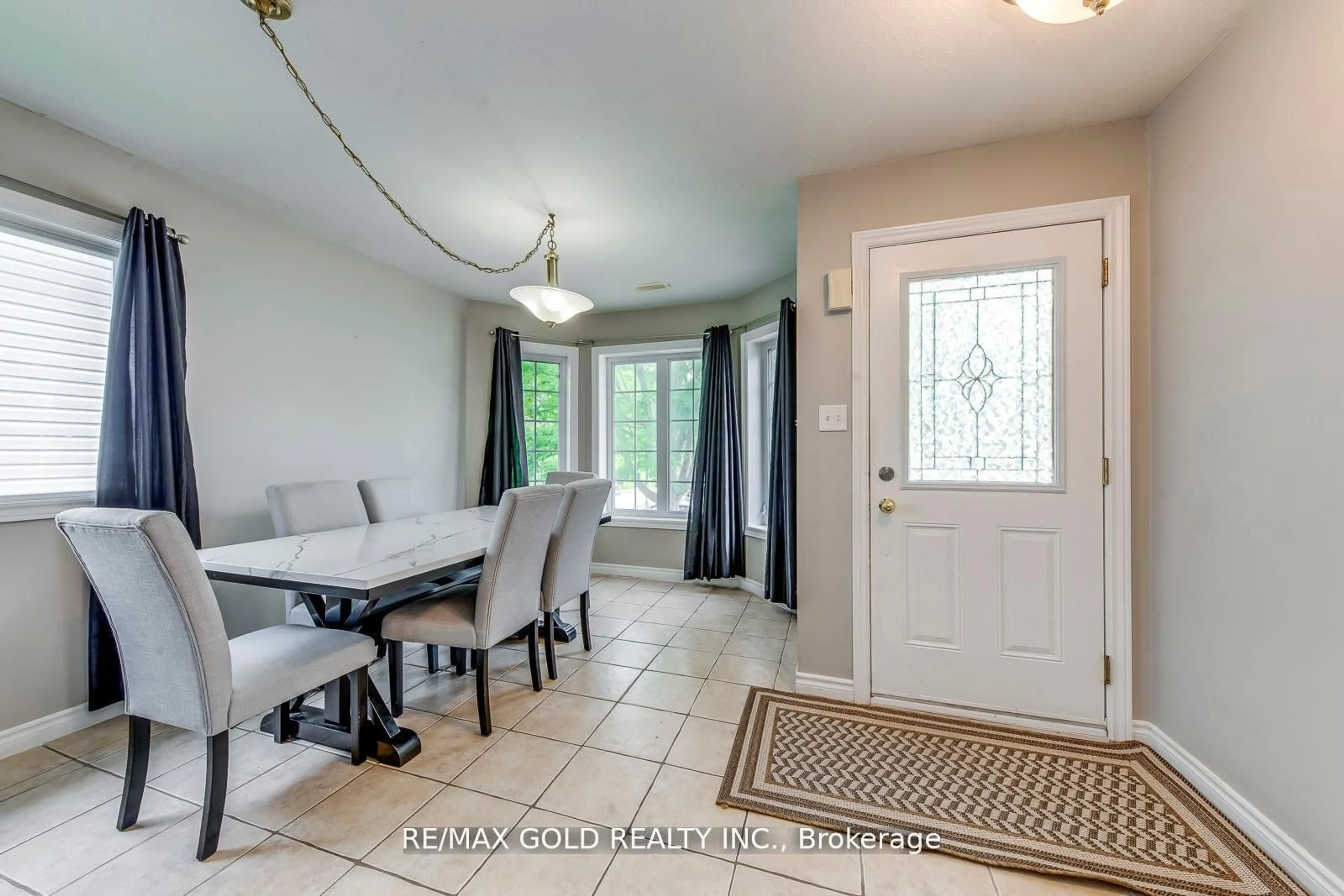 Indoor entryway for 75 Campbell Ave, Barrie Ontario L4N 2T2