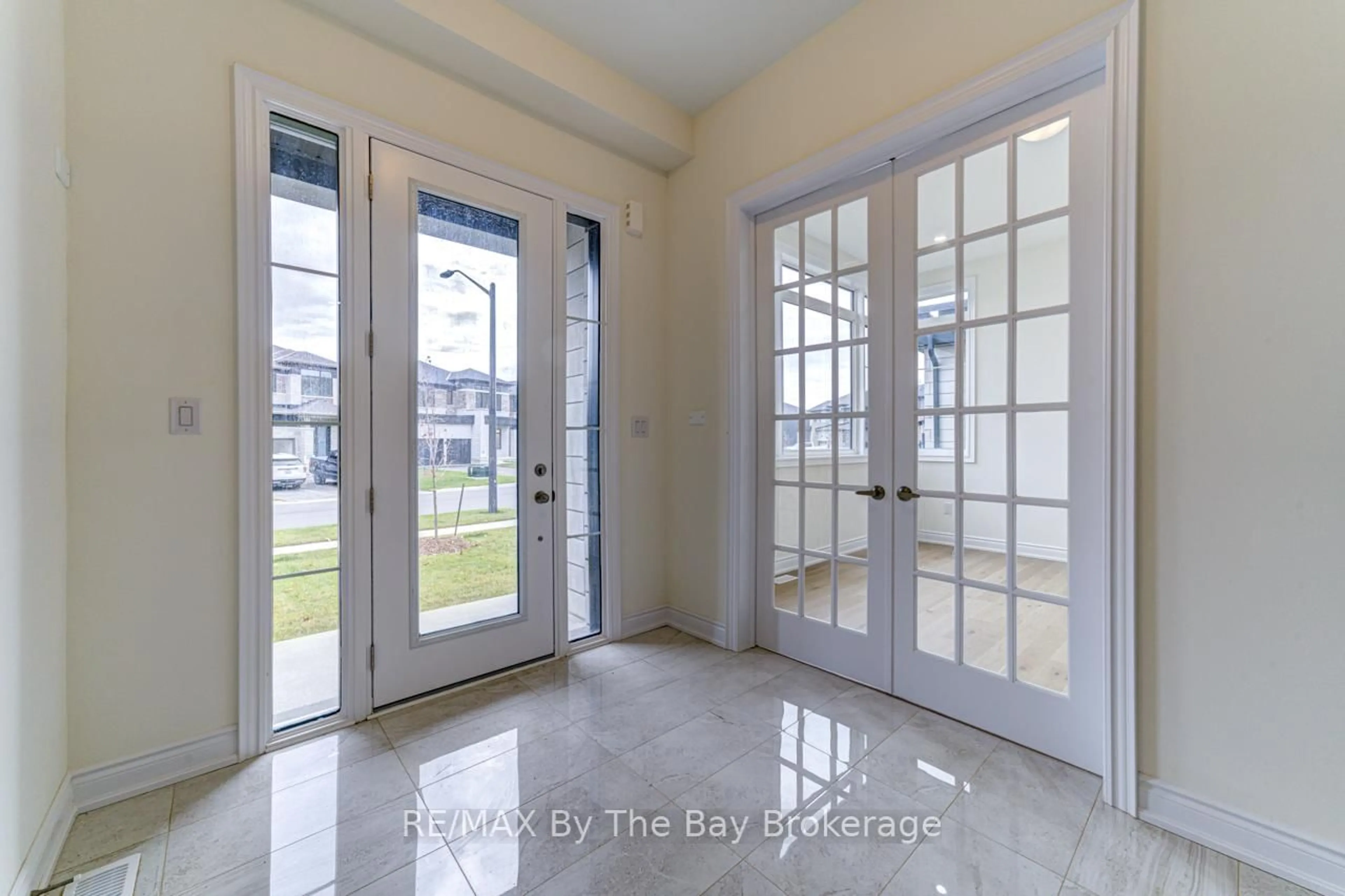 Indoor entryway for 164 ROSANNE Circ, Wasaga Beach Ontario L9Z 0N1