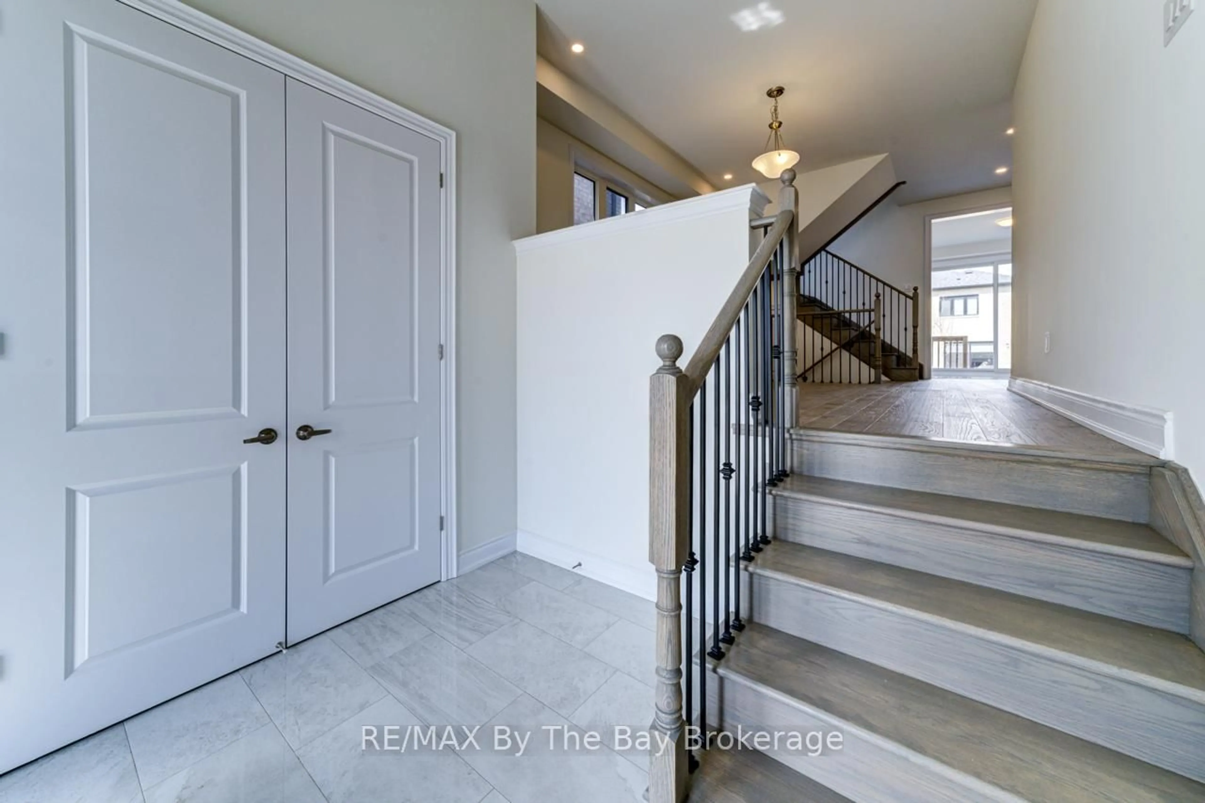 Indoor entryway for 67 Nicort Rd, Wasaga Beach Ontario L9Z 0N1