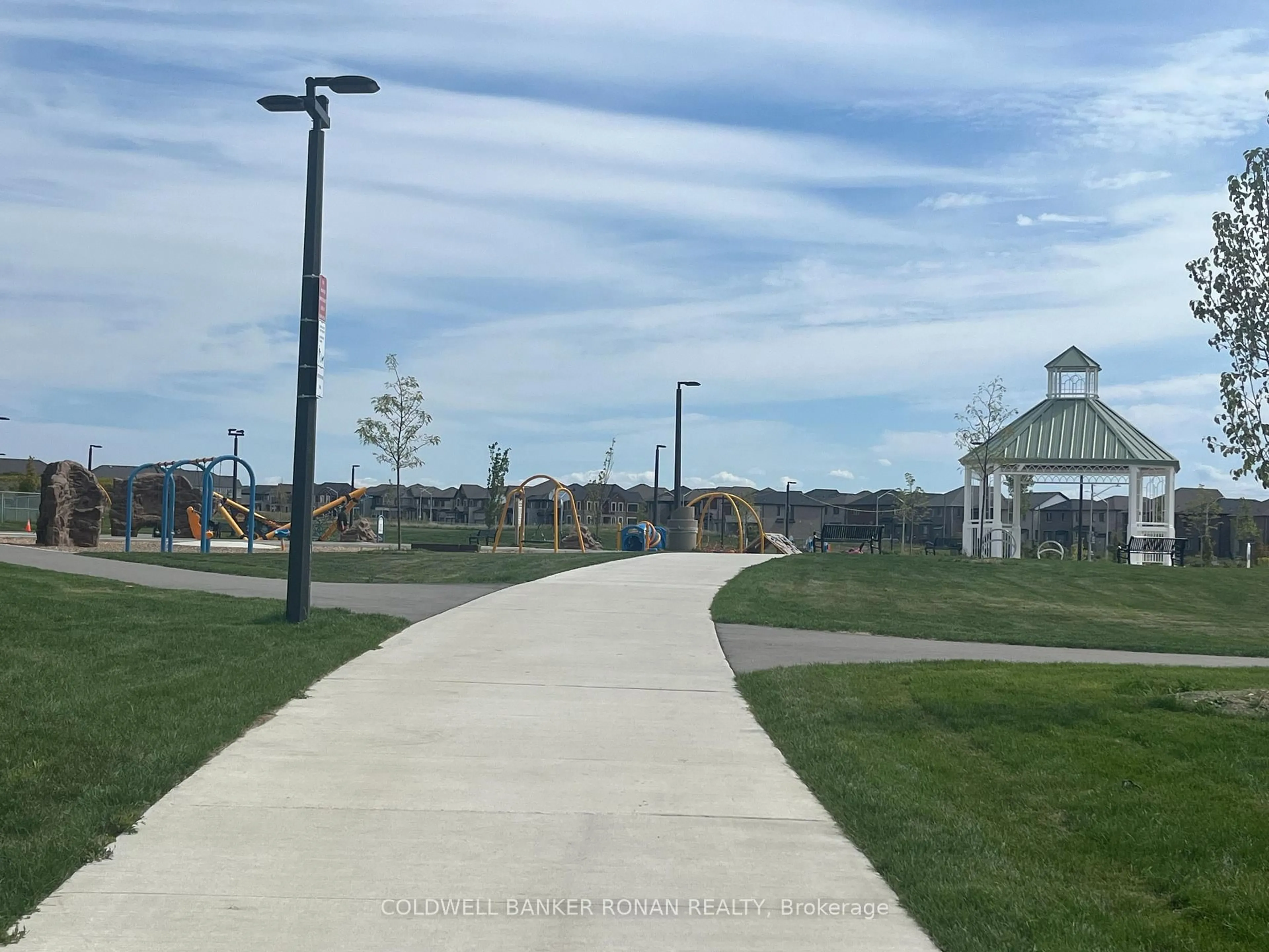 Blurry image for 32 Sagewood Cres, Barrie Ontario L9S 2Z4