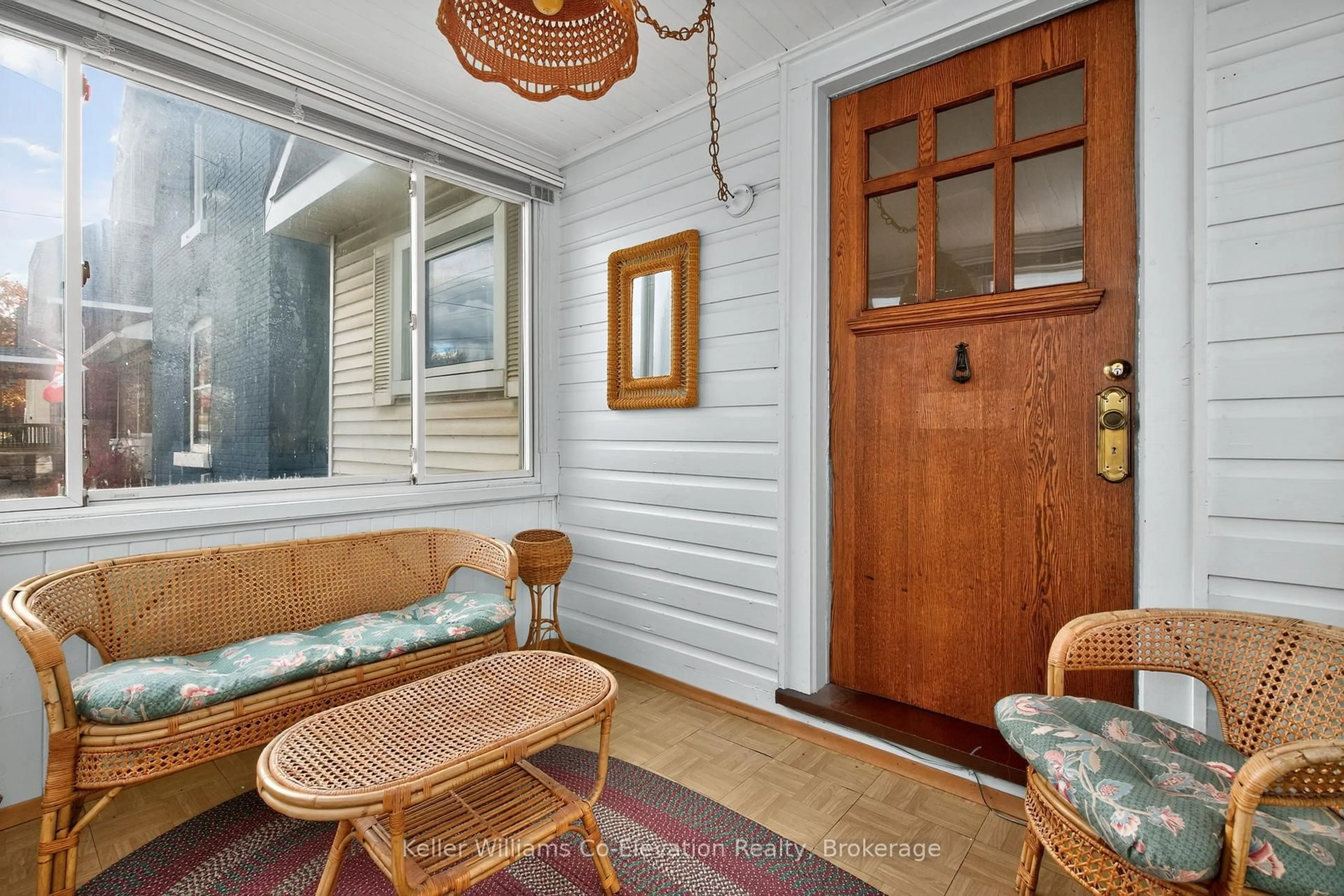 Indoor entryway for 188 Fourth St, Midland Ontario L4R 3T4