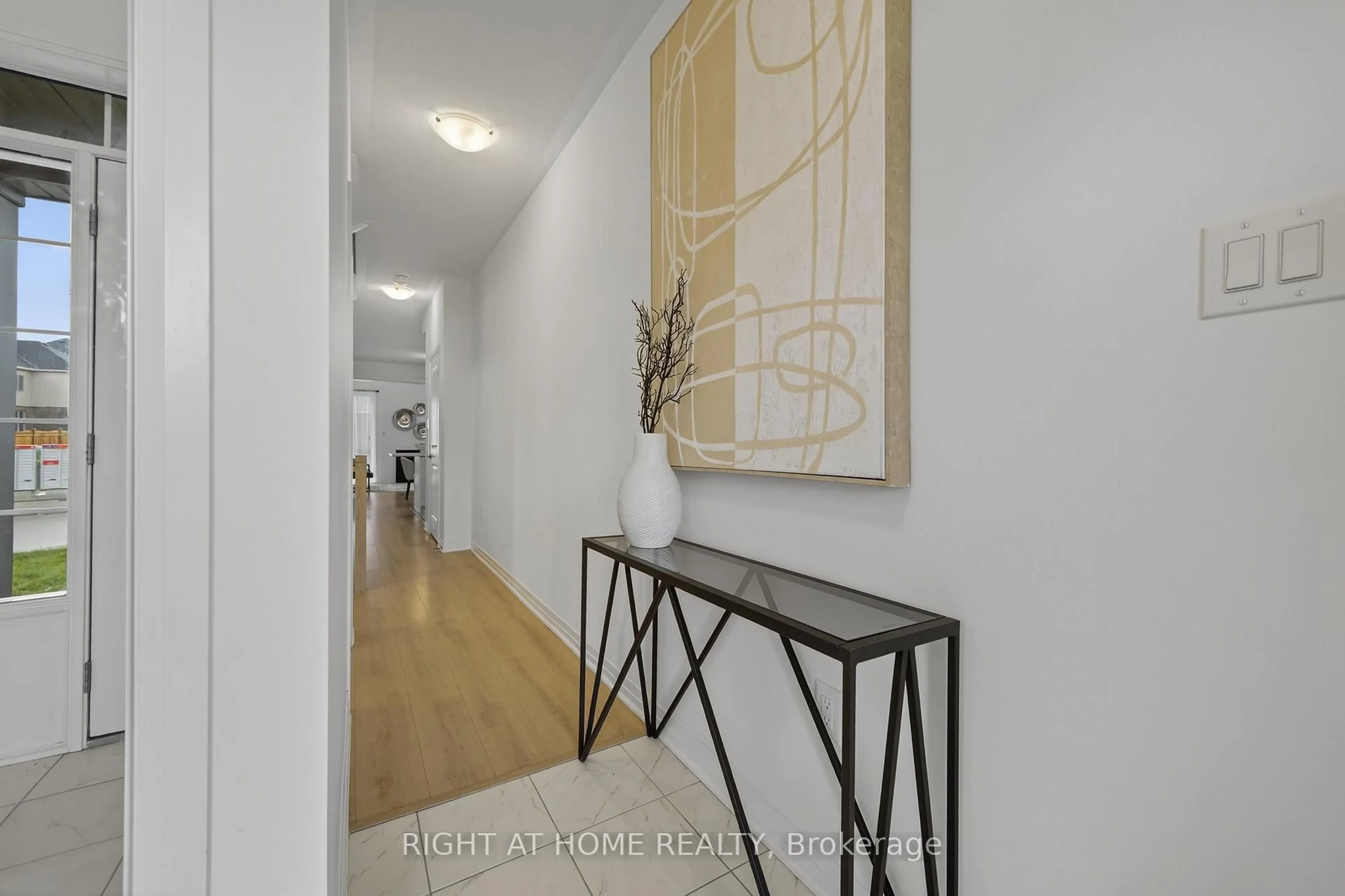 Indoor entryway for 86 West Oak Tr, Barrie Ontario L9J 0K8