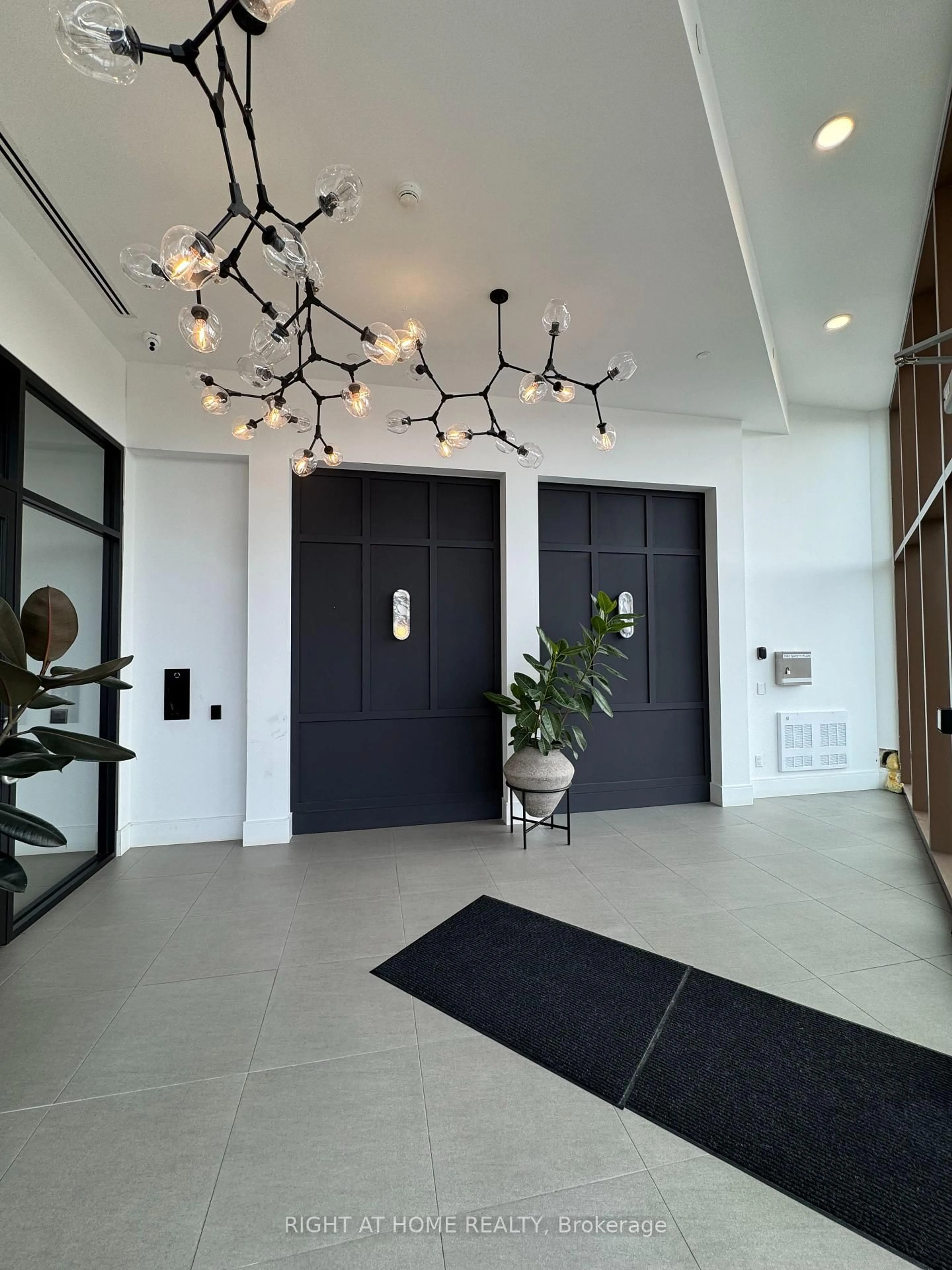 Indoor foyer for 31 Huron St #314, Collingwood Ontario L9Y 0E8